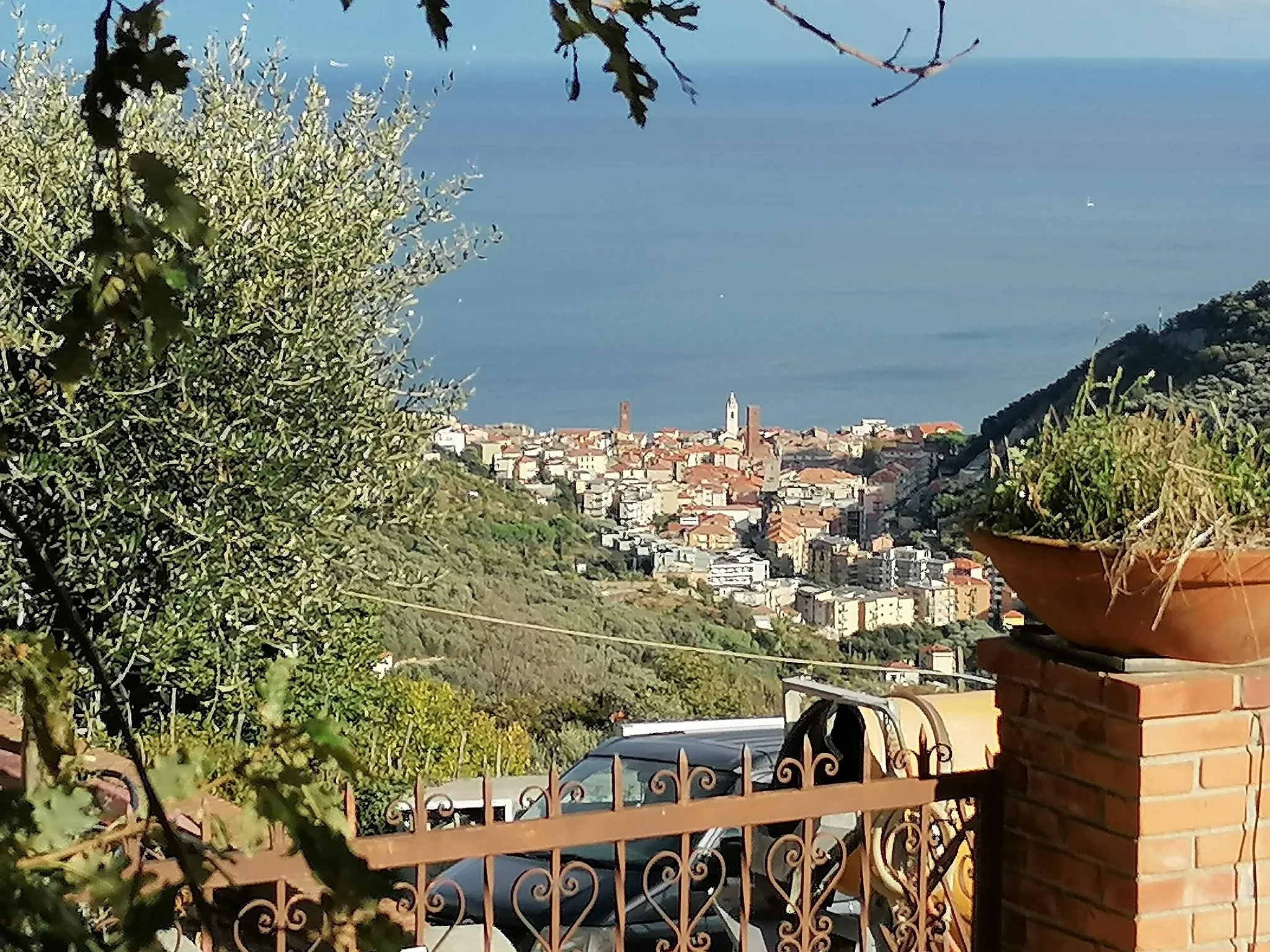 Photo showing: Noli vista da un parco giochi in una via senza nome a Voze (Noli).