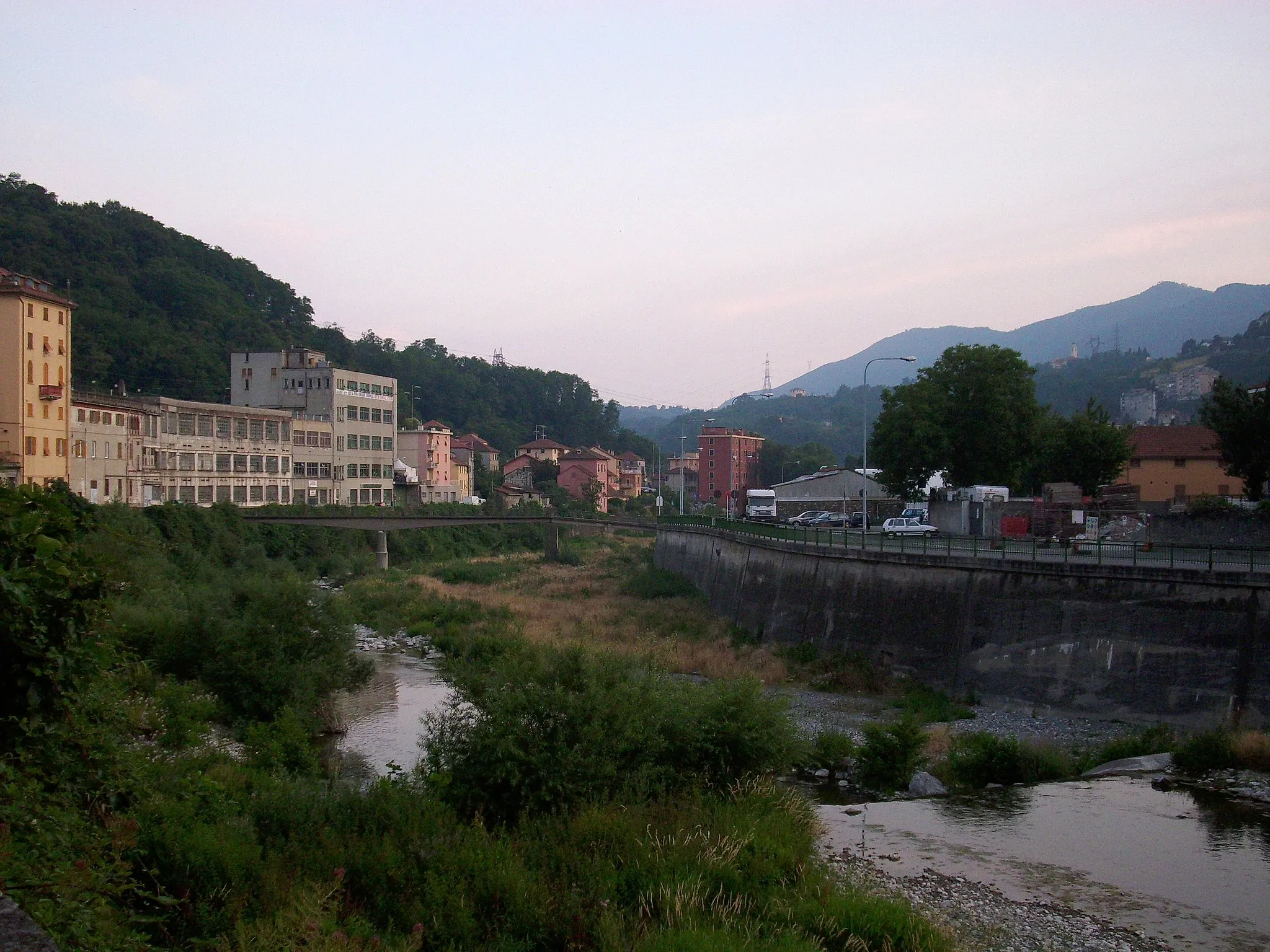 Photo showing: Il torrente Polcevera a Pontedecimo (Genova), poco dopo la confluenza tra i  torrenti Verde e Riccò che lo generano.