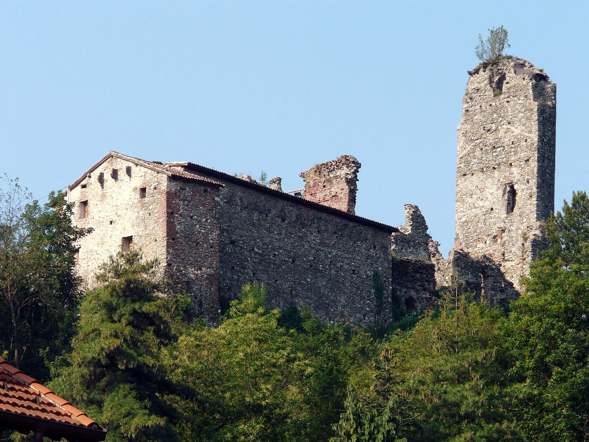 Photo showing: I ruderi del castello di Borgo Fornari a Ronco Scrivia, Liguria, Italia