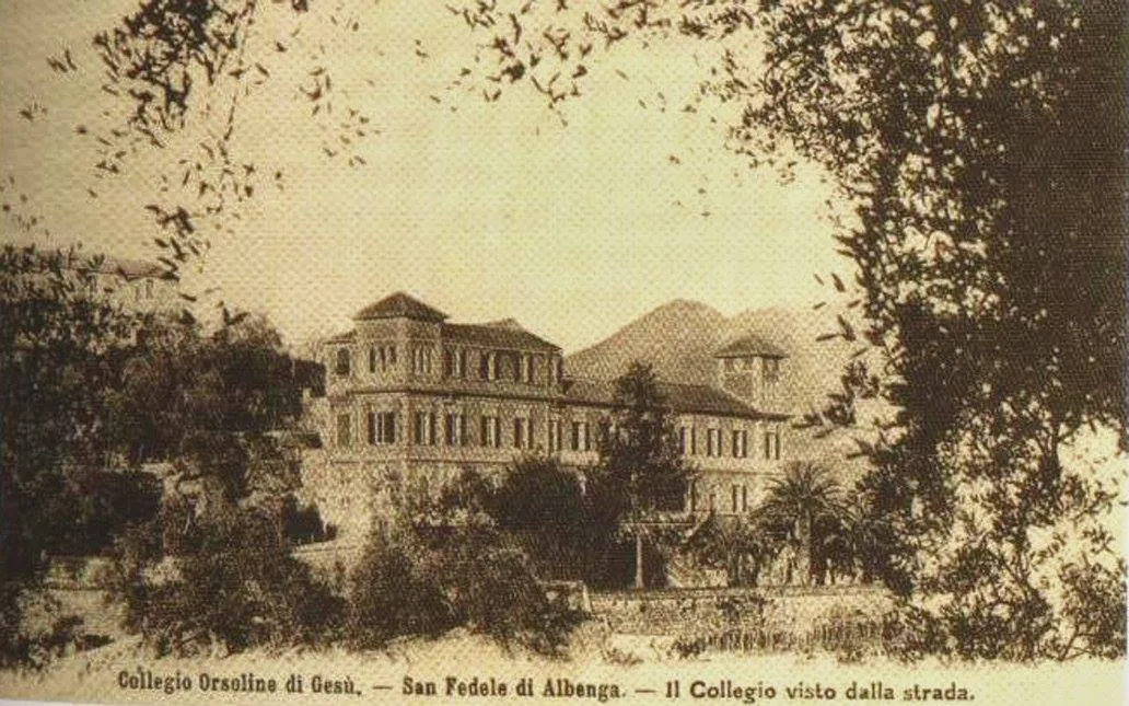 Photo showing: Questa cartolina mostra il Collegio delle Orsoline di Gesù negli anni '20 o '30 del XX secolo, con il primo grande ampliamento realizzato speculare rispetto all'antica Villa Ricca Borea, con una torretta uguale a quella esistente, ma anche una parte di tetto rialzata, per ospitare le educande che facevano richiesta.