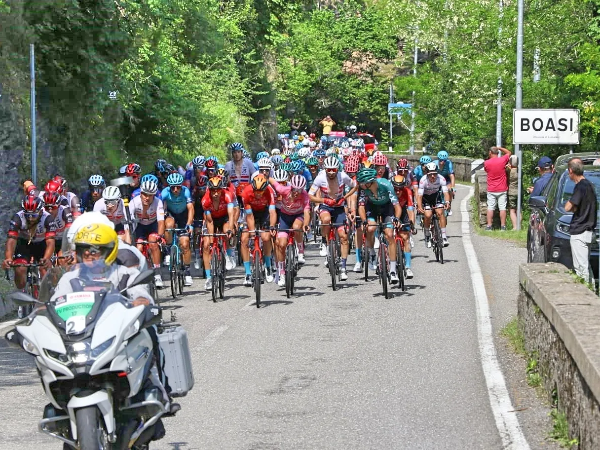 Photo showing: 2022 Giro d'Italia winner Jai Hindley along the Boasi climb on 19 May 2022 during the Parma-Genoa stage while watching Juan Pedro López's pink jersey