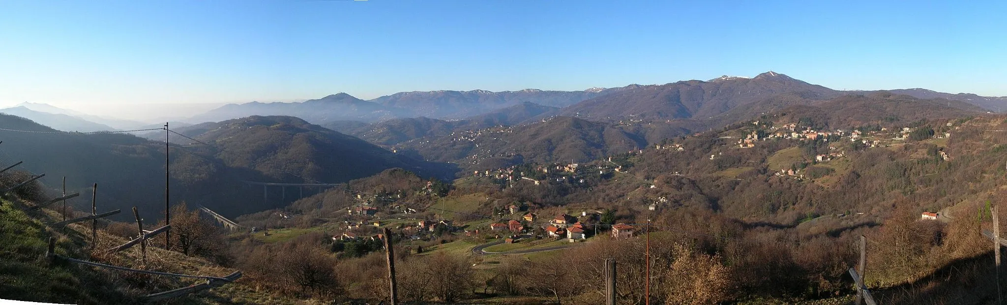 Photo showing: Panorama dell'alta valle del torrente Riccò (Mignanego, Genova)
Foto propria
Dicembre 2008

Licensing
Categoria:Mignanego