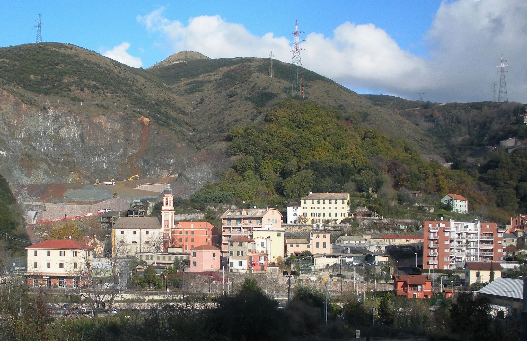 Photo showing: Genoa (Italy), quarter of Borzoli, the church of St. Stefano and the railway station