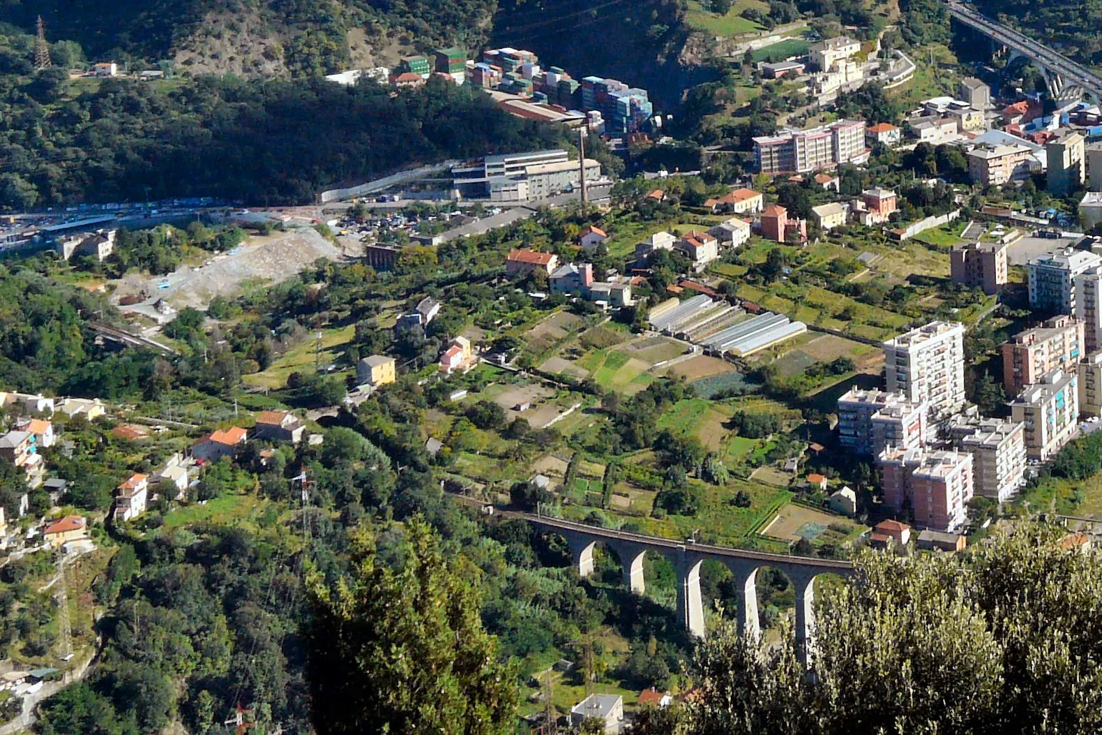 Photo showing: Genova, quartiere di Sestri Ponente, la località Priano, con le antiche case rurali allineate sul crinale della collina