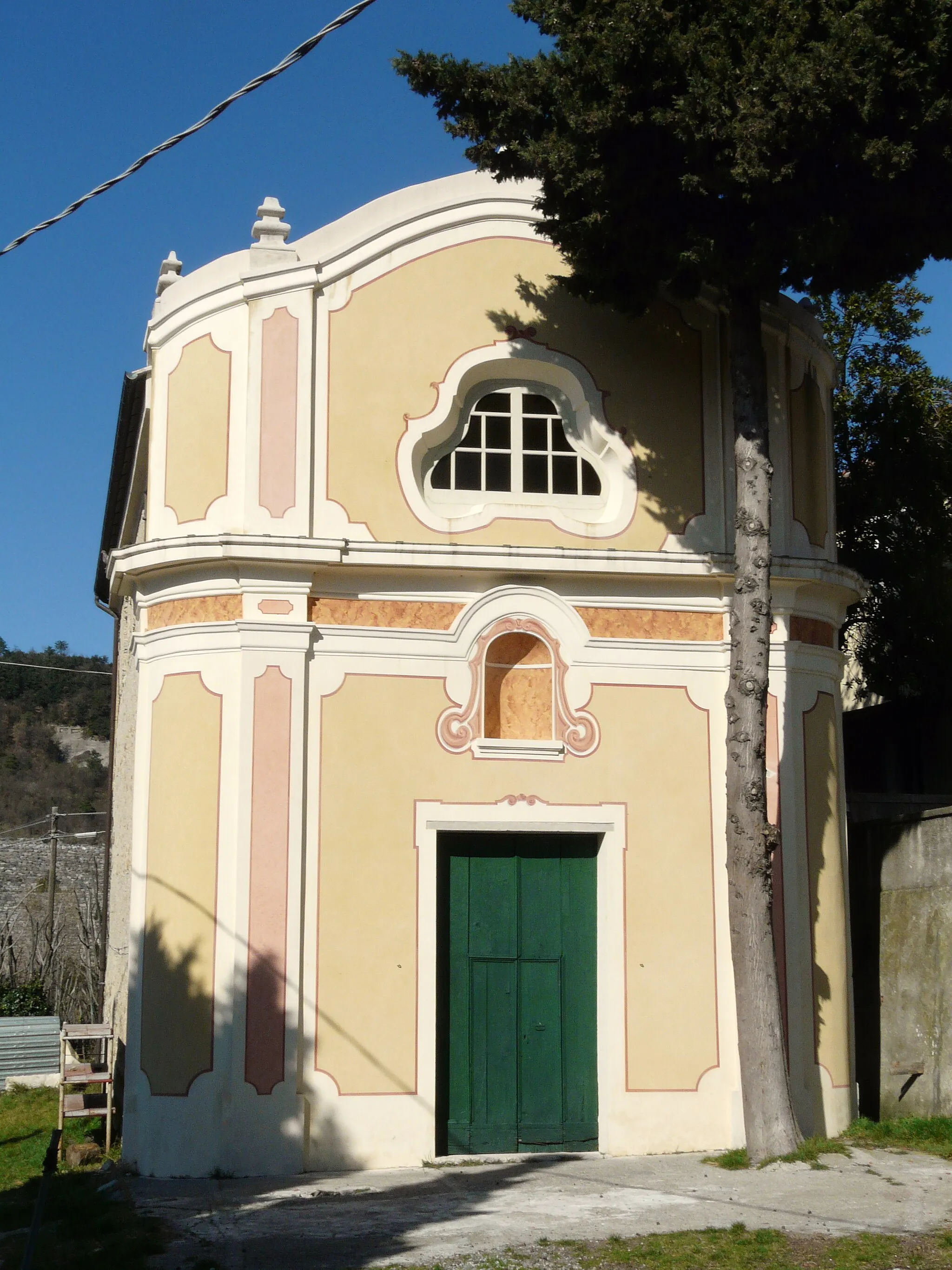 Photo showing: Oratorio presso la chiesa dei Santi Salvatore e del Santissimo Sepolcro, Vezzi Portio, Liguria, Italia