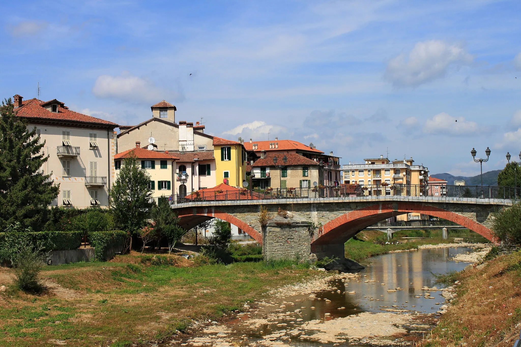 Photo showing: Vista di Carcare col ponte sulla Bormida