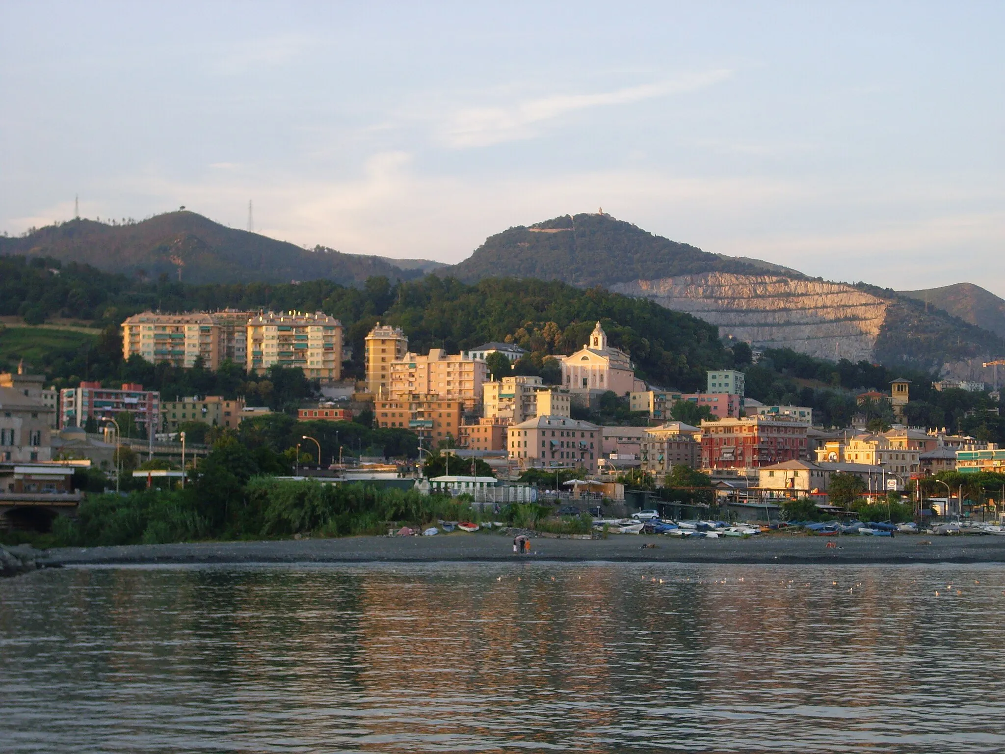 Photo showing: La zona di confine tra Multedo e Pegli, fotografata dal mare.