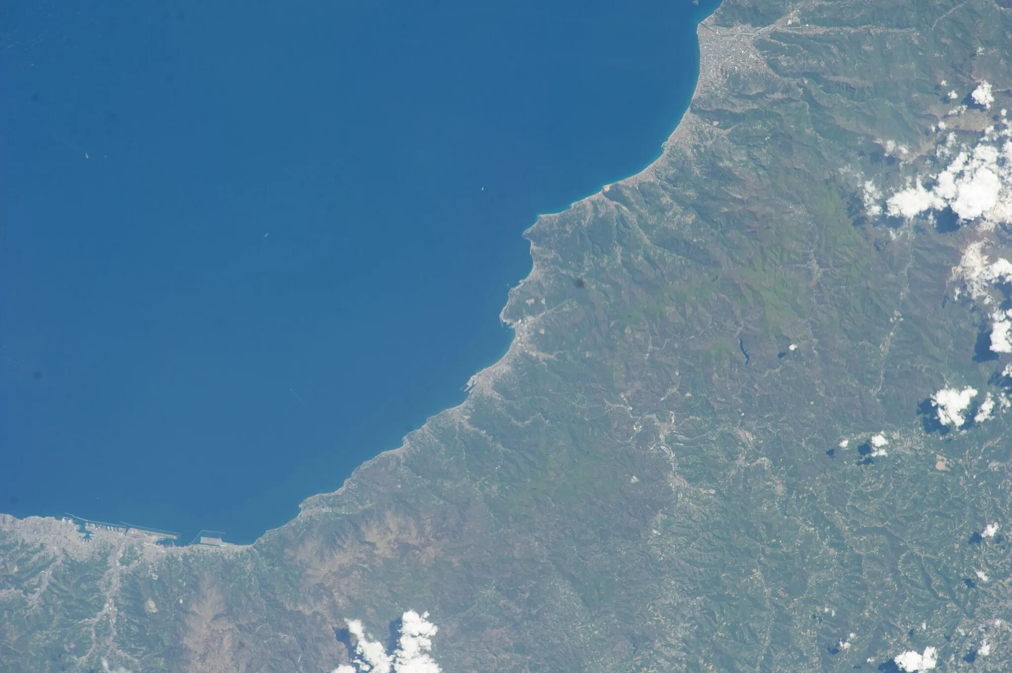 Photo showing: View of Italy taken during ISS Expedition 39.