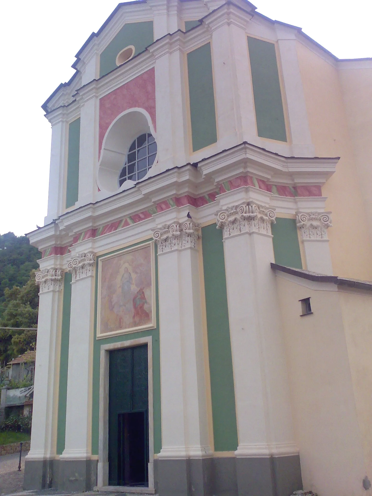 Photo showing: Facciata della chiesa parrocchiale della frazione di Voze nel comune di Noli (Italy)