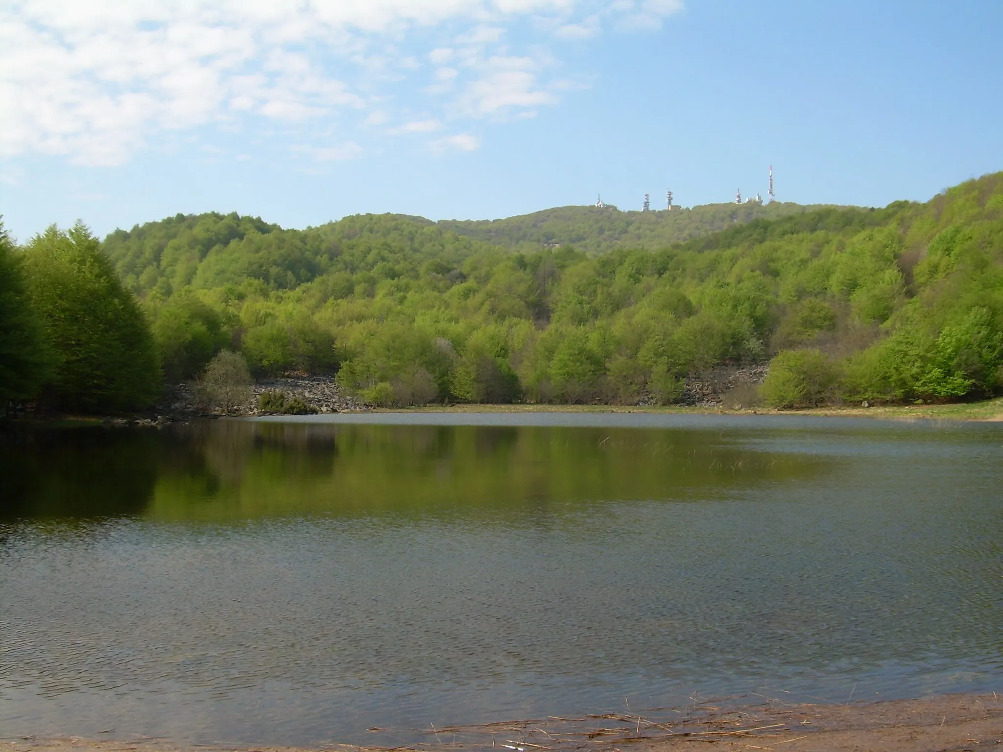 Photo showing: Il Laione in stato di lago. Di solito è una torbiera, ma dopo forti piogge la conca si allaga.