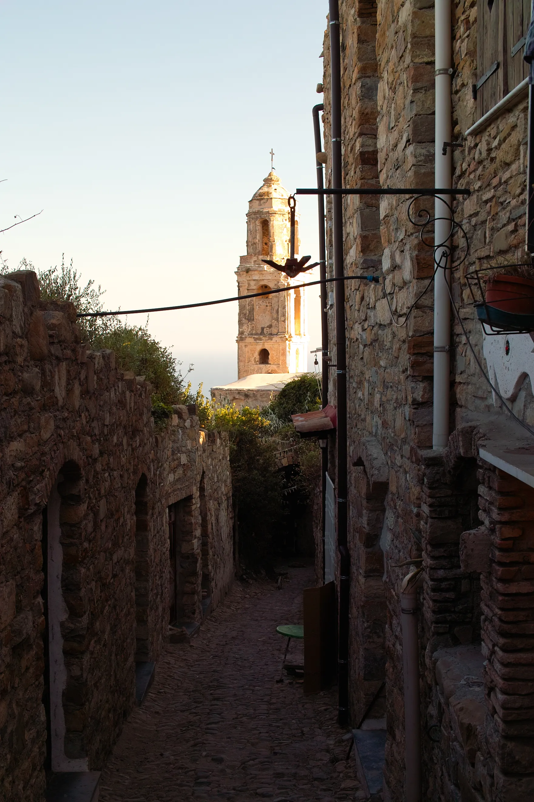 Photo showing: Vue du clocher de l'église Sant'Egidio depuis les ruelles de la partie supérieure de Bussana Vecchia.