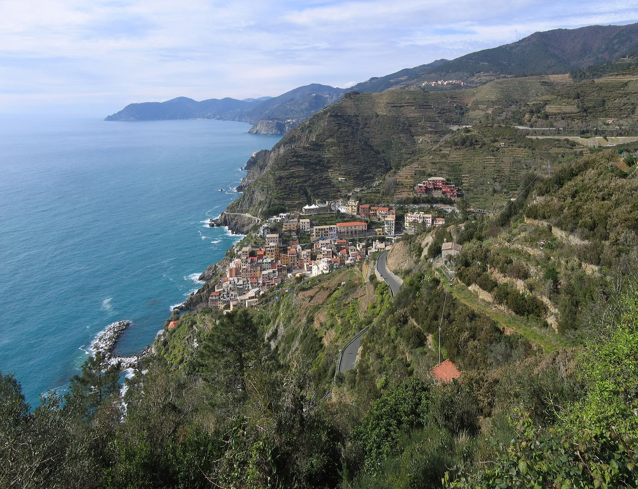Photo showing: Riomaggiore and Cinque Terre seen from the access road