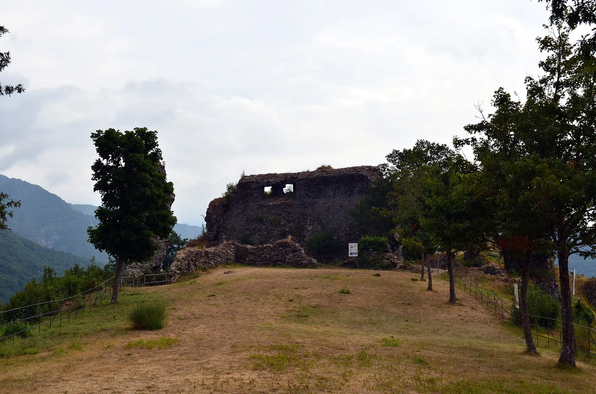 Photo showing: Ruderi del castello Fieschi di Montoggio, Liguria, Italia