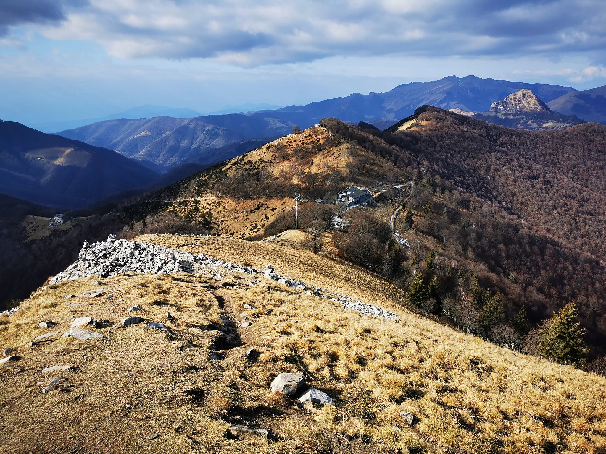 Photo showing: Panorama dalla cima del Monte Colmegnone. Da sinistra a destra:  ruderi di costruzione in pietra, cima meridionale del Monte San Bernardo, cima settentrionale del Monte San Bernardo, Sasso Gordona.