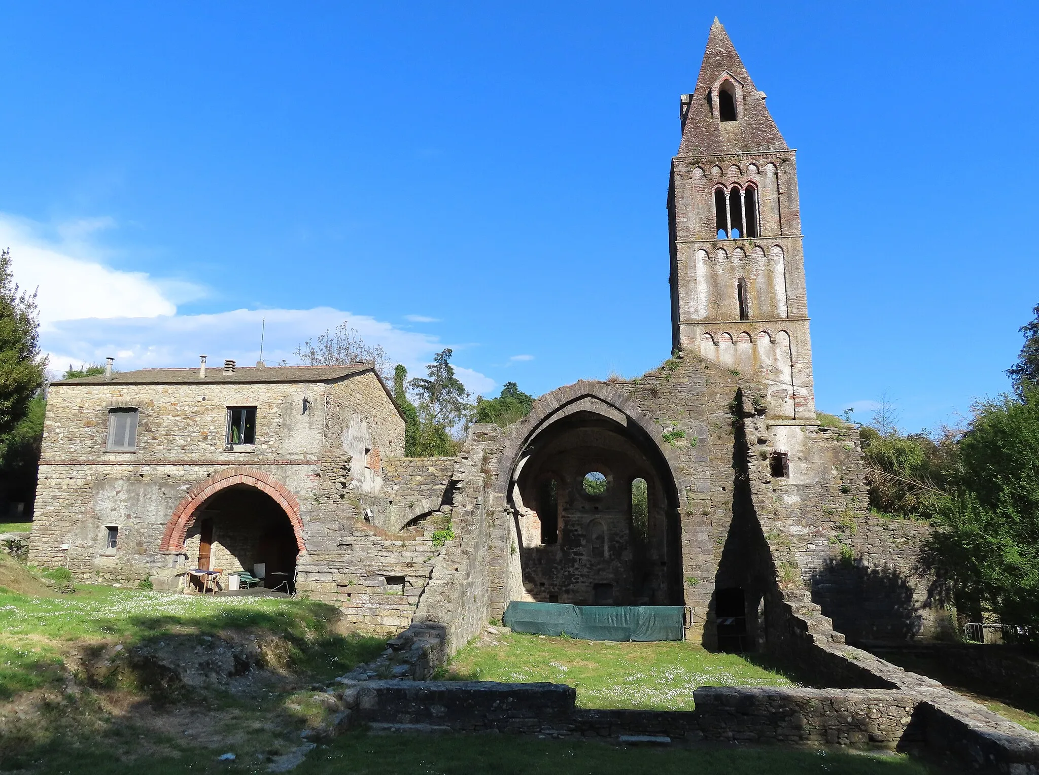Photo showing: Foresteria, presbiterio e campanile del monastero di Valle Christi