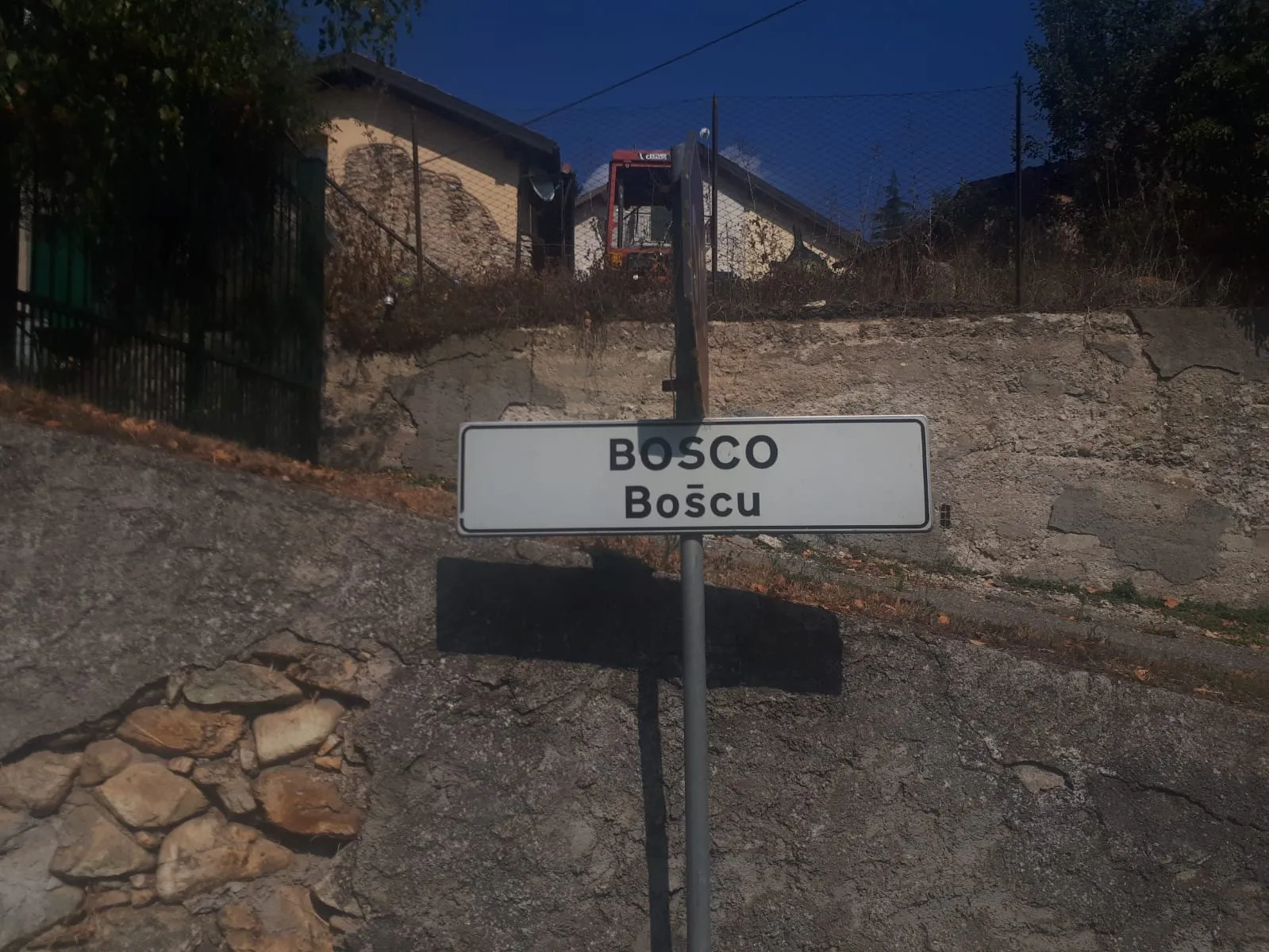 Photo showing: Cartéllo bilìngoe da localitæ de Boscu, a Calisàn