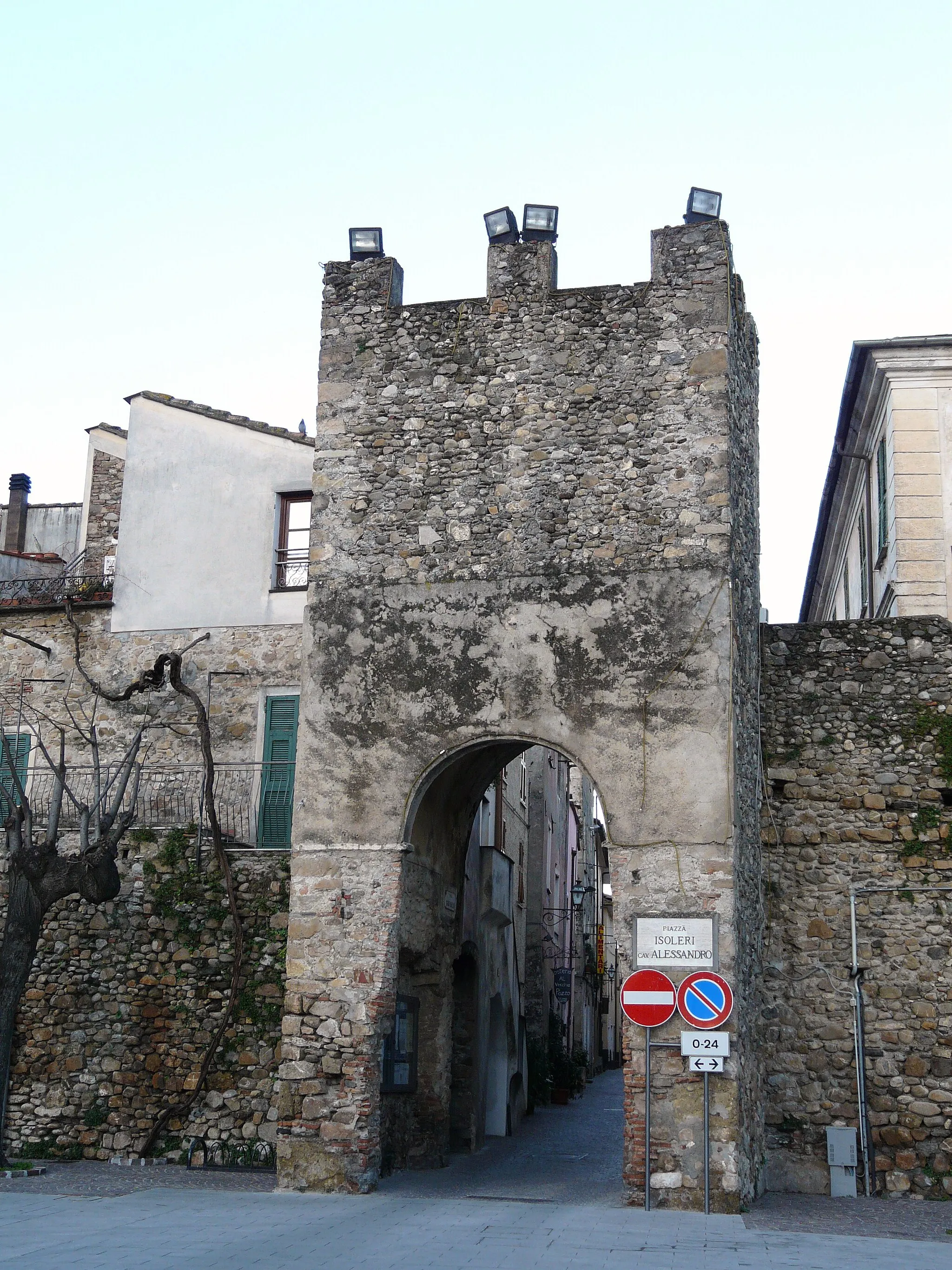 Photo showing: Mura e torri di Villanova d'Albenga, Liguria, Italia