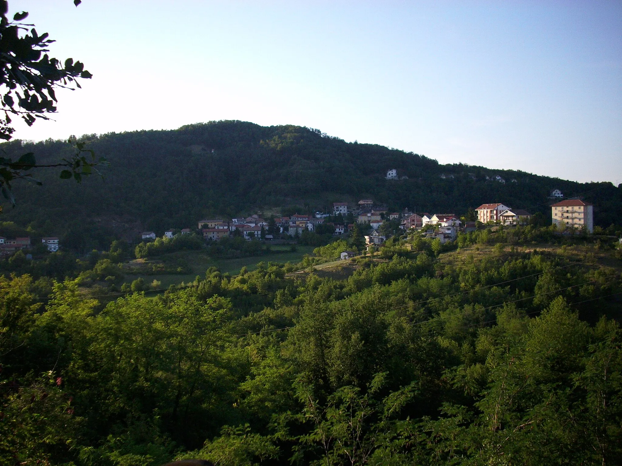 Photo showing: La frazione Vallosio (o Vallosi) di Morbello, fotografata dalla frazione Costa