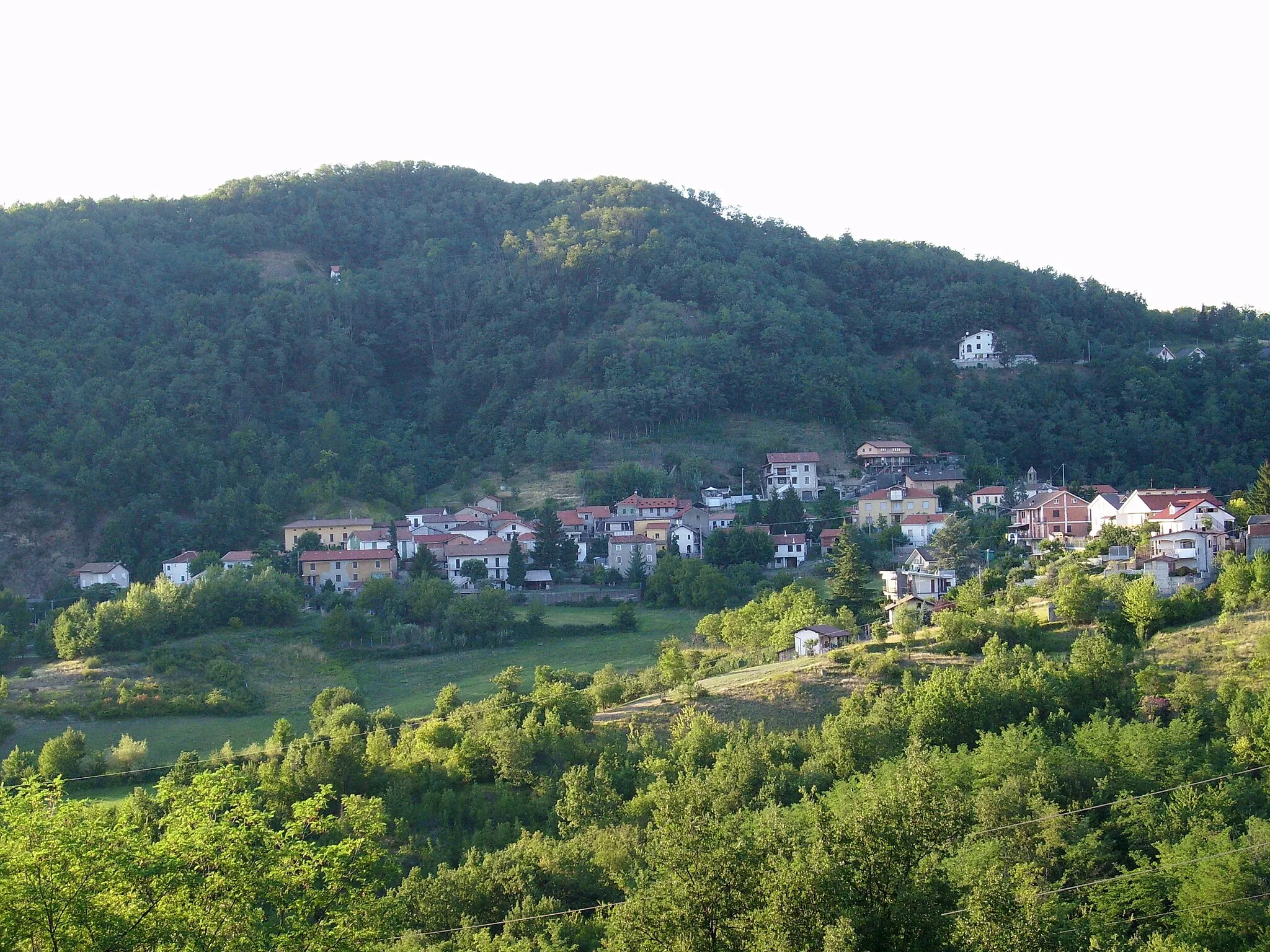 Photo showing: La frazione Vallosio (o Vallosi) di Morbello, fotografata dalla frazione Costa