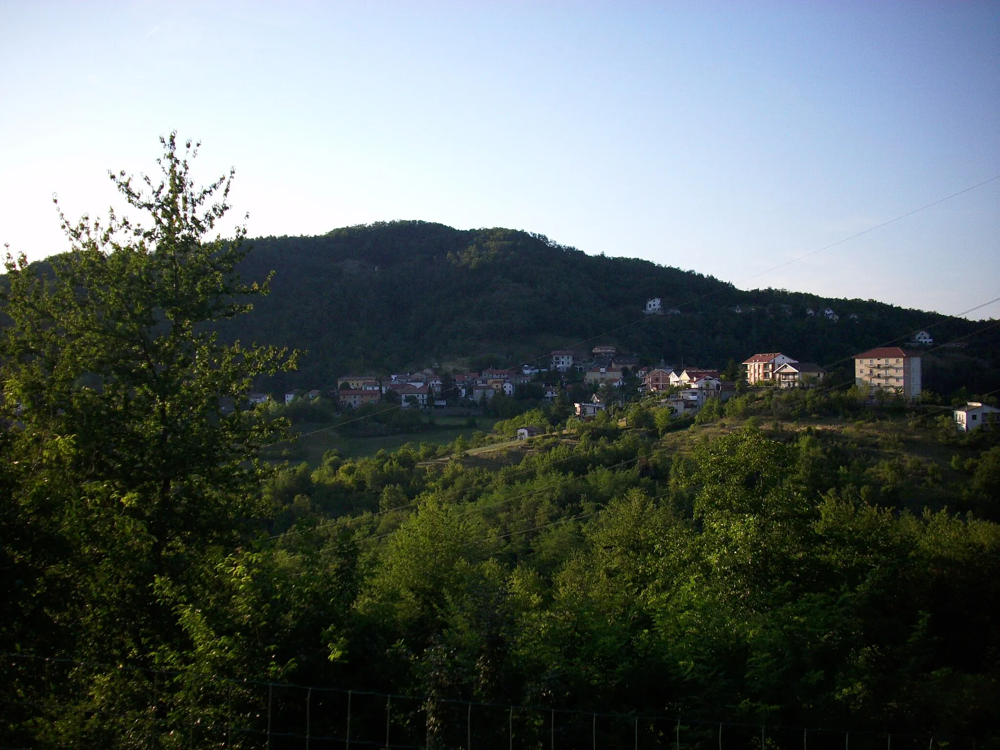 Photo showing: La frazione Vallosio (o Vallosi) di Morbello, fotografata dalla frazione Costa