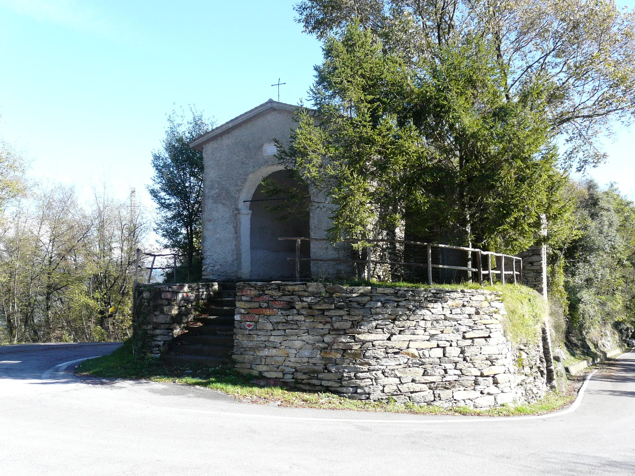 Photo showing: Cappella presso il passo della Crocetta, lungo la strada provinciale 58 della Crocetta (Rapallo-Coreglia Ligure), Liguria, Italia