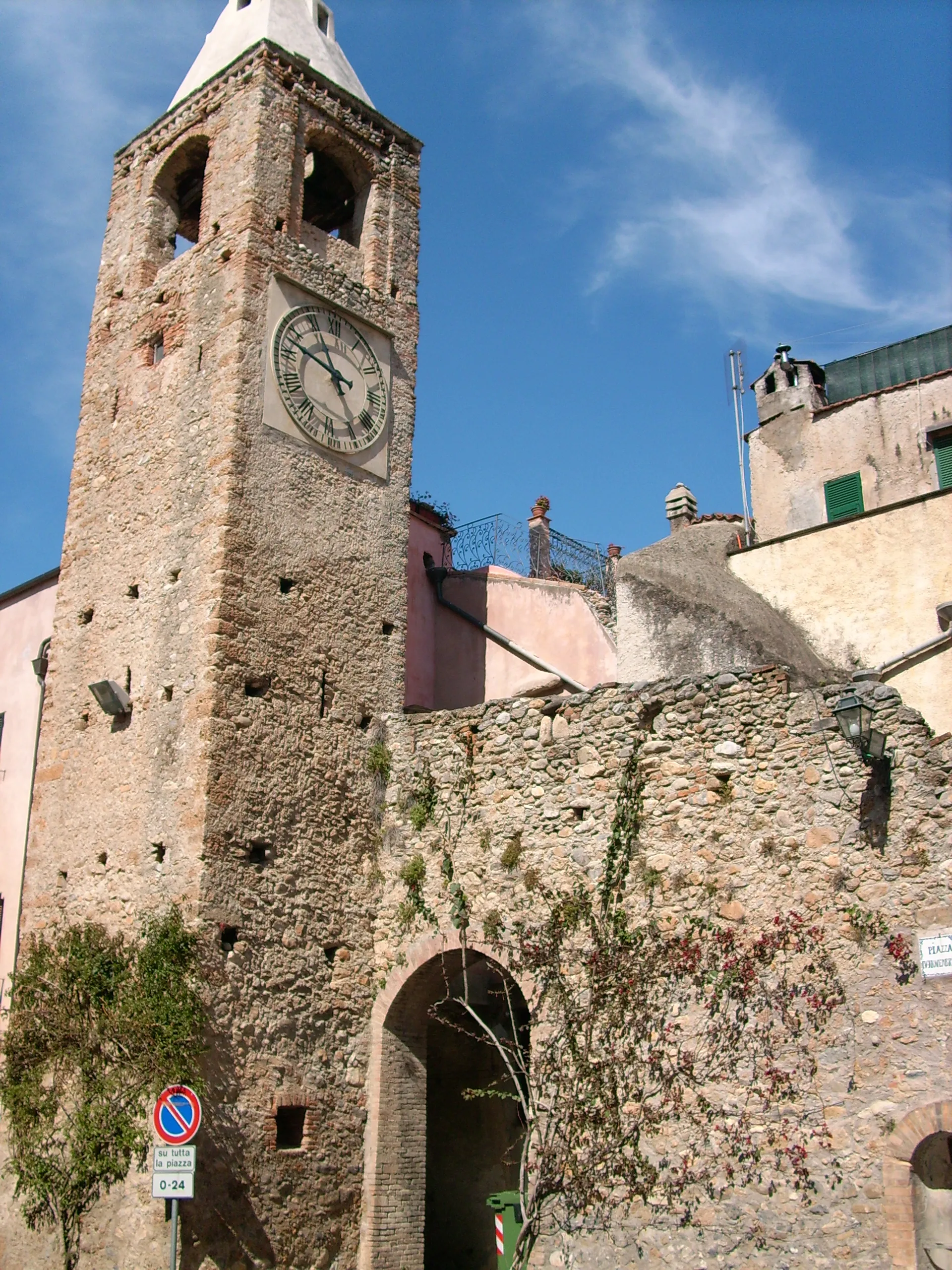 Photo showing: Torre civica di Cisano sul Neva in Piazza IV Novembre, Liguria, Italia