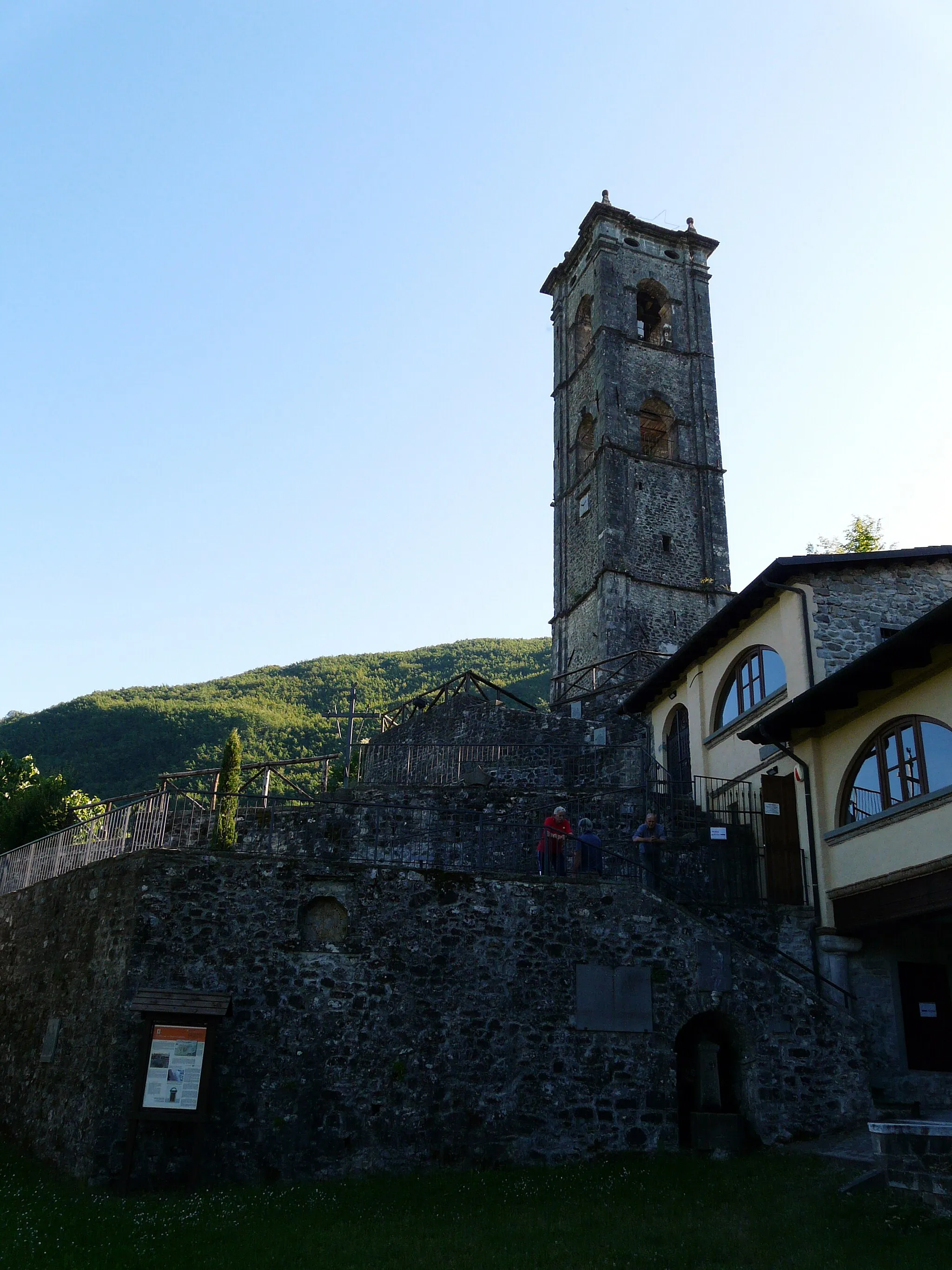 Photo showing: Il campanile della chiesa vecchia di Gorfigliano, Minucciano, Toscana, Italia