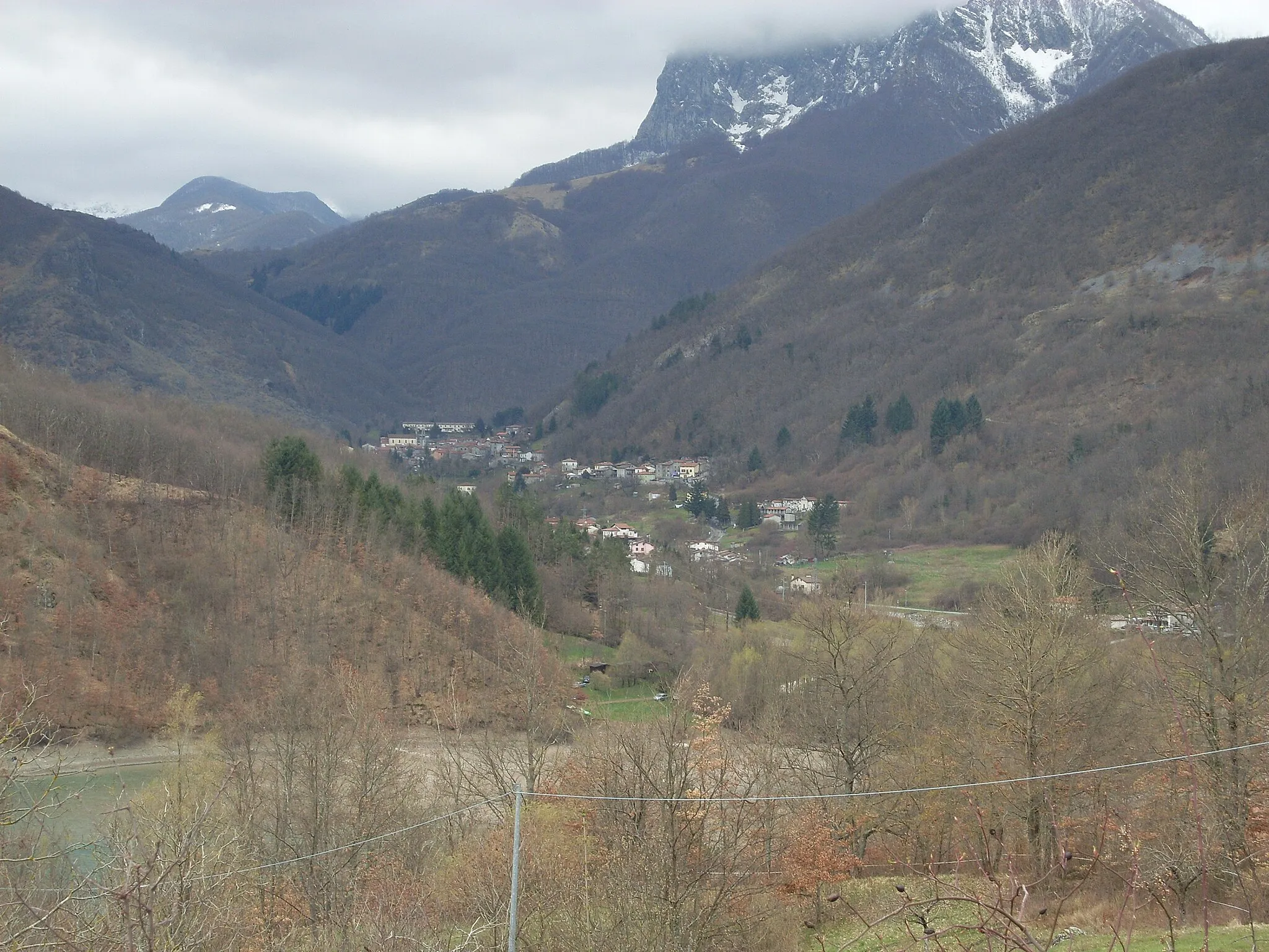 Photo showing: Il paese di Gorfigliano, incastonato fra il lago di Gramolazzo e il Monte Pisanino