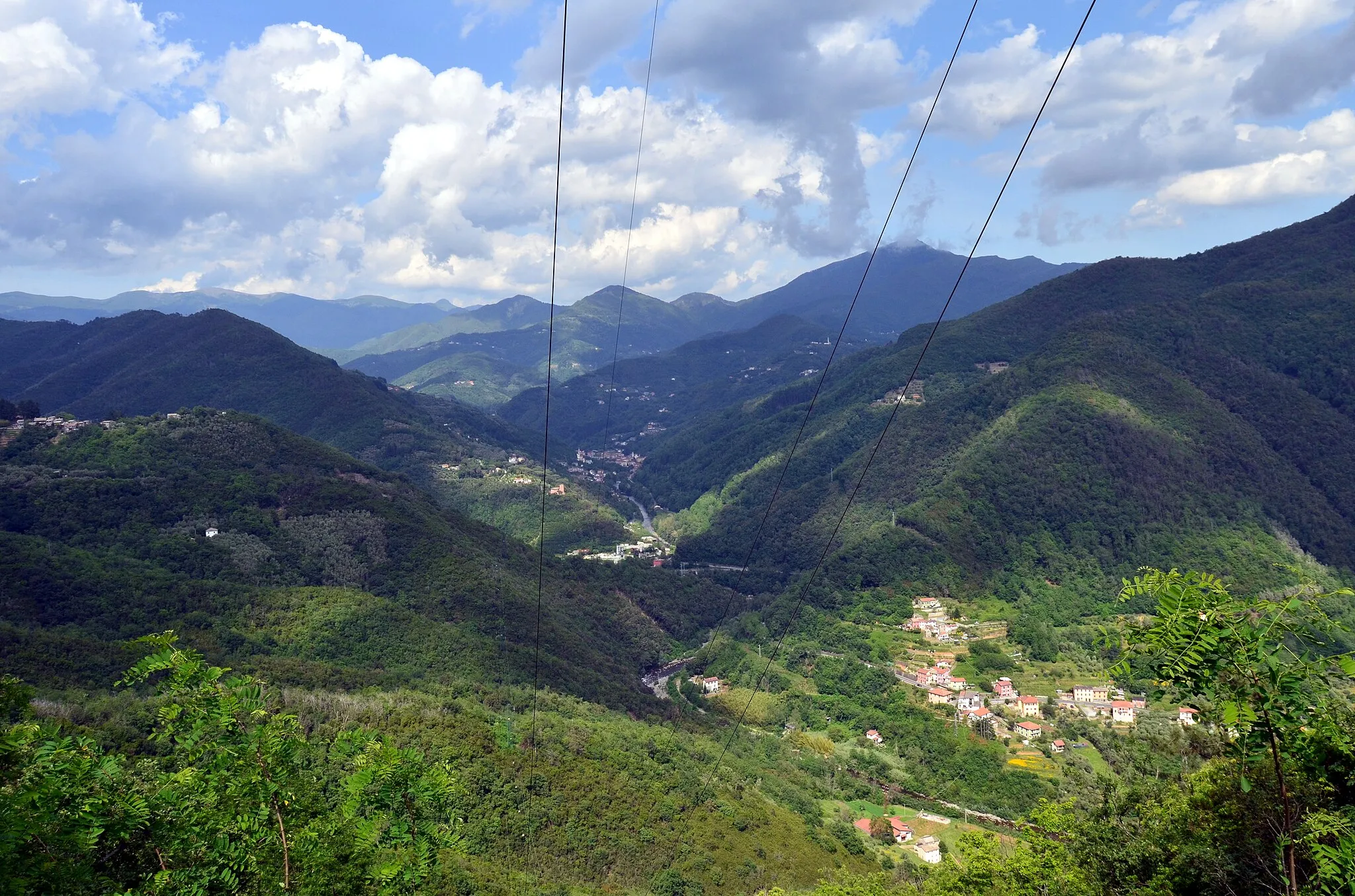 Photo showing: Panorama del territorio di Mezzanego dalla frazione di San Martino del Monte, Liguria, Italia