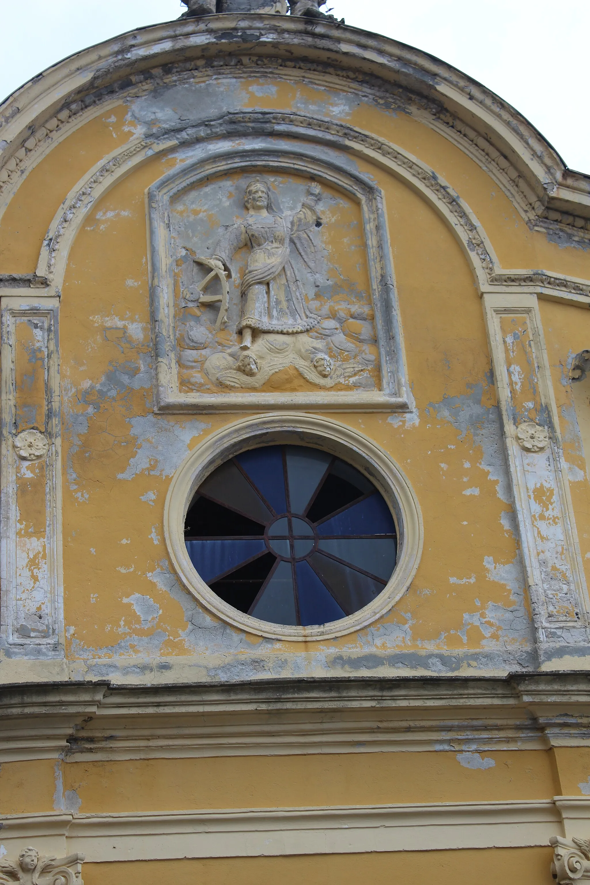 Photo showing: Detail des Portals der Kirche im Ortszentrum