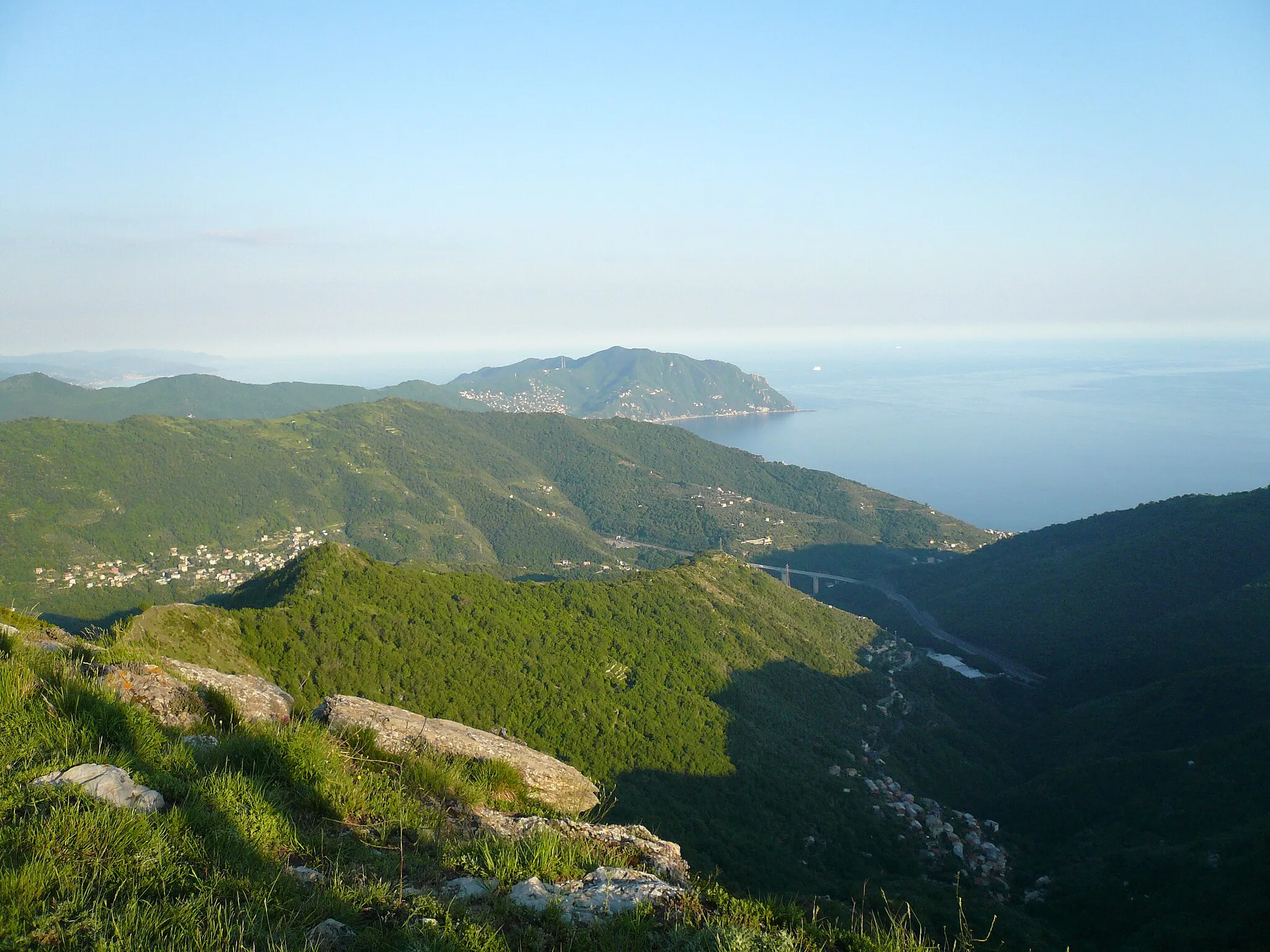 Photo showing: Il versante orientale del Monte Fasce