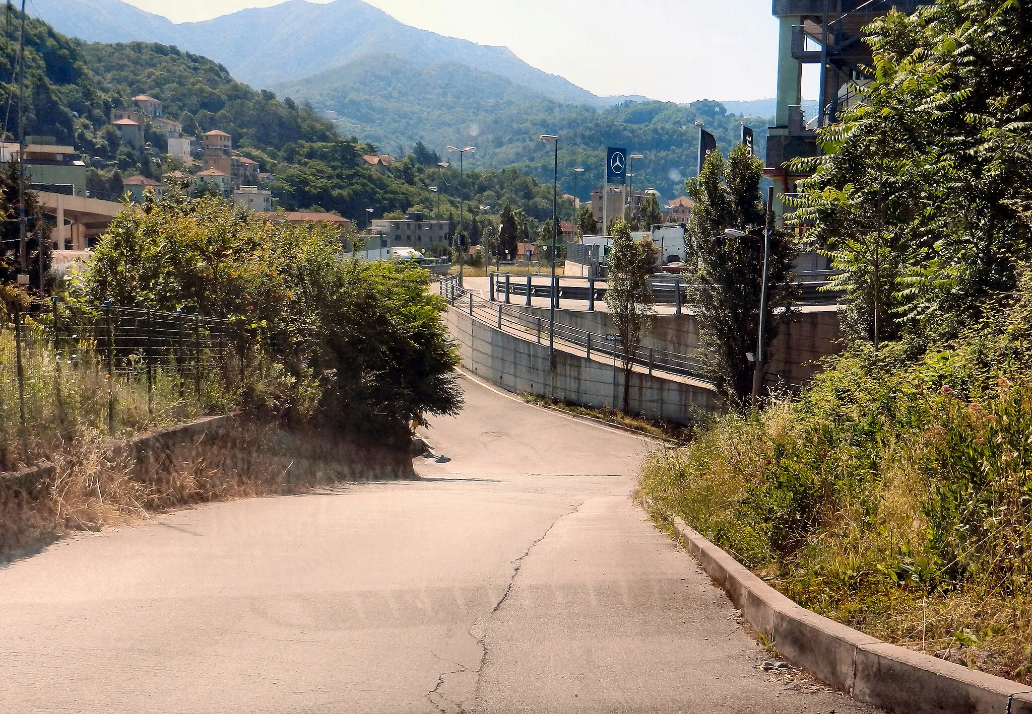 Photo showing: Genova, loc. Serro, l'area in cui sorgeva la stazione di partenza della ex autoguidovia della Guardia