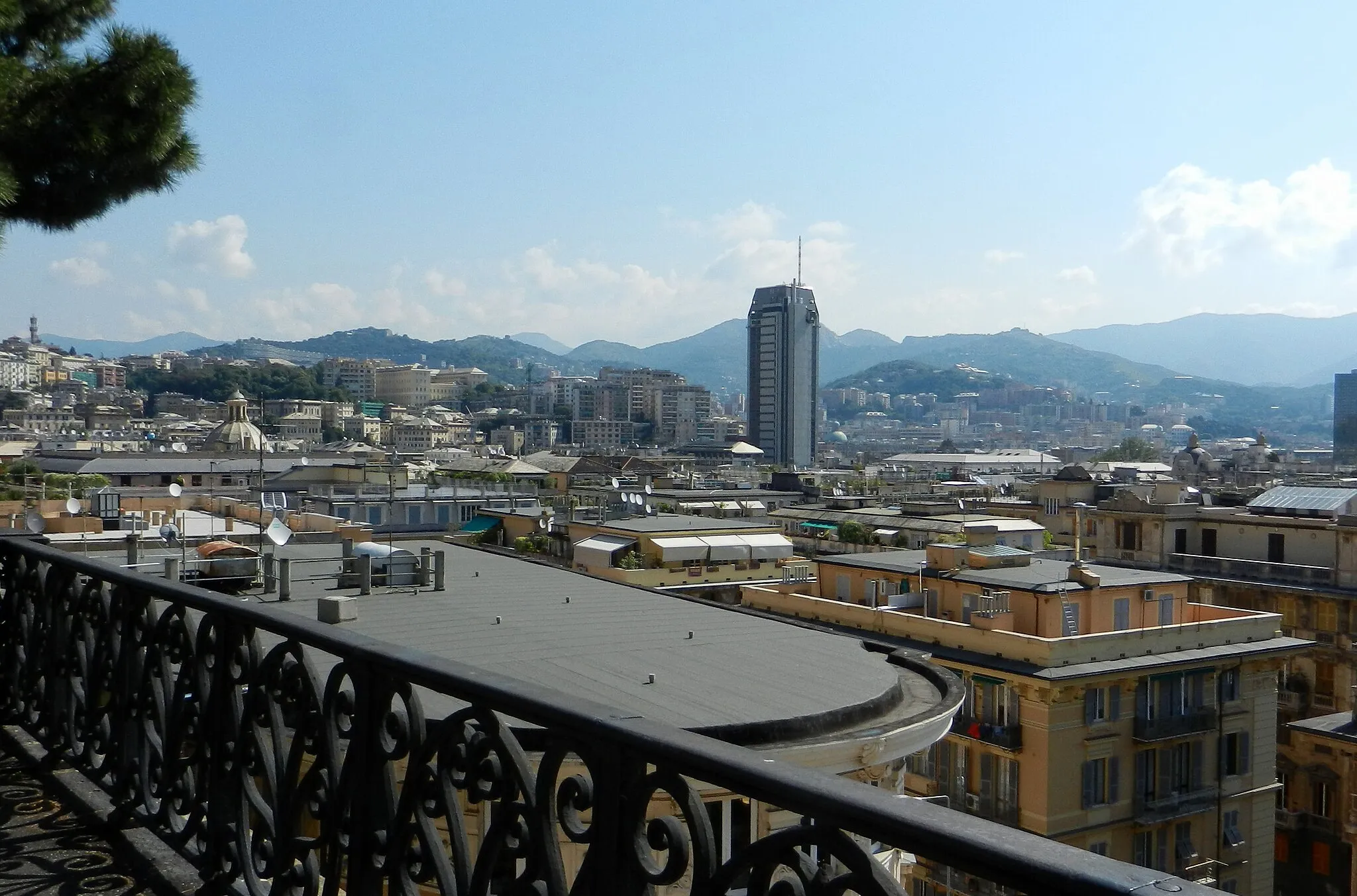 Photo showing: Genoa (Italy), quarter of San Vincenzo, view from St. Chiara walls