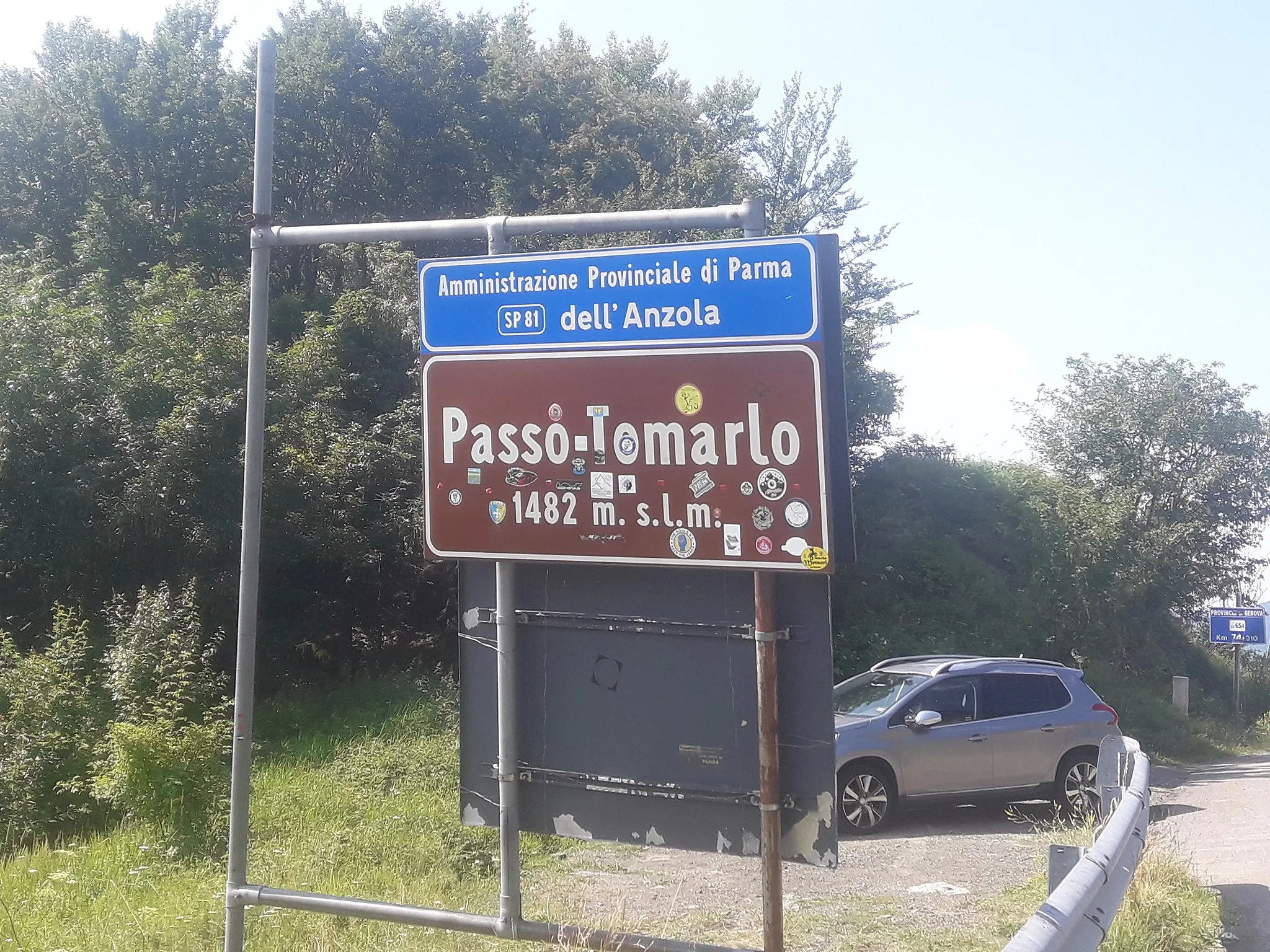 Photo showing: Cartel at the top of the Tomarlo pass on the border between the municipalities of Bedonia, Parma, and Santo Stefano d'Aveto, Genoa, Italy.