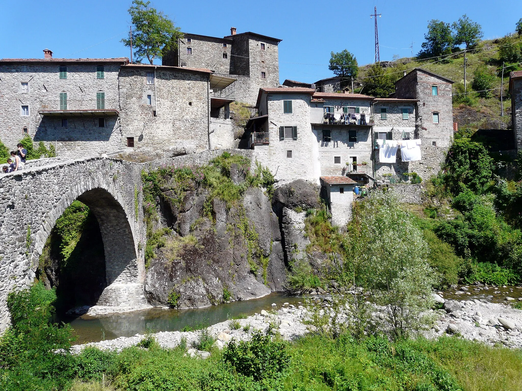 Photo showing: Il ponte medievale e il borgo di San Michele, Piazza al Serchio, Toscana, Italia