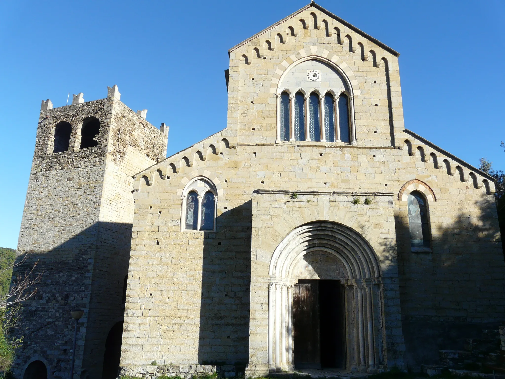 Photo showing: Torre medievale e chiesa romanica dei Santi Giacomo e Filippo, Andora, Liguria, Italia