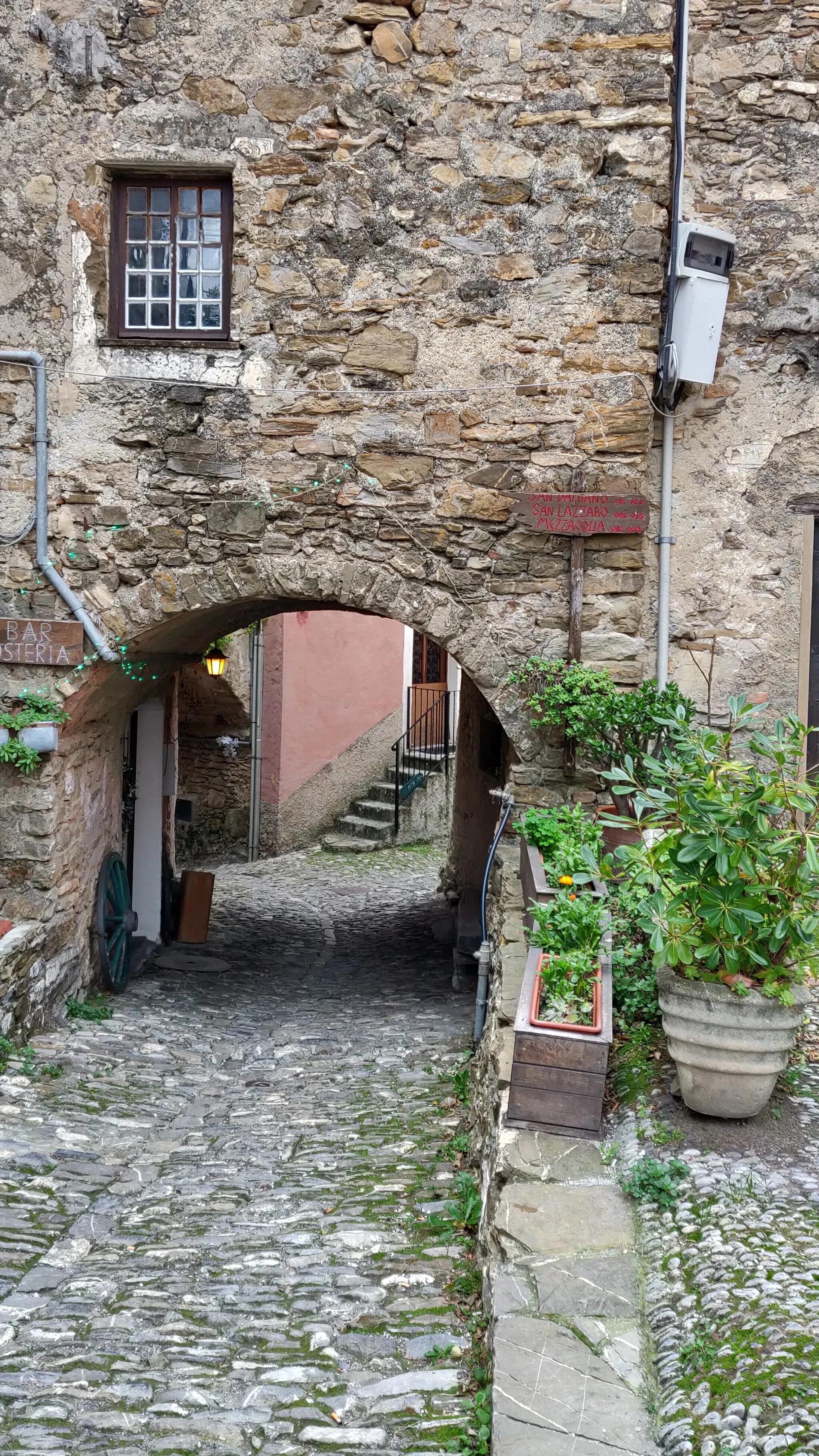 Photo showing: Passage under house in Colla Micheri
