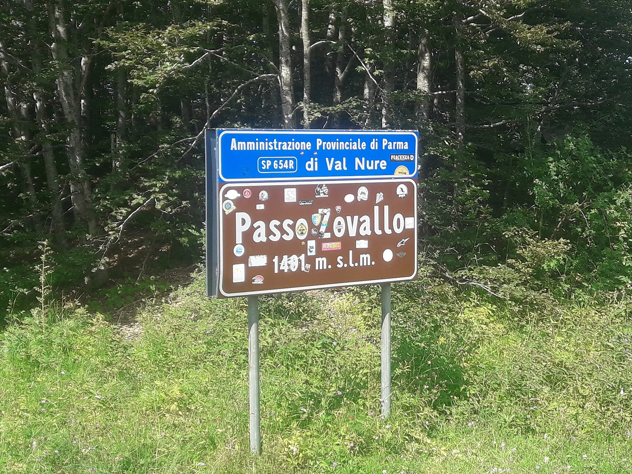 Photo showing: Cartel on the top of the Zovallo pass, on the border between the municipalities of Ferriere, Piacenza and Bedonia, Parma, Italy.