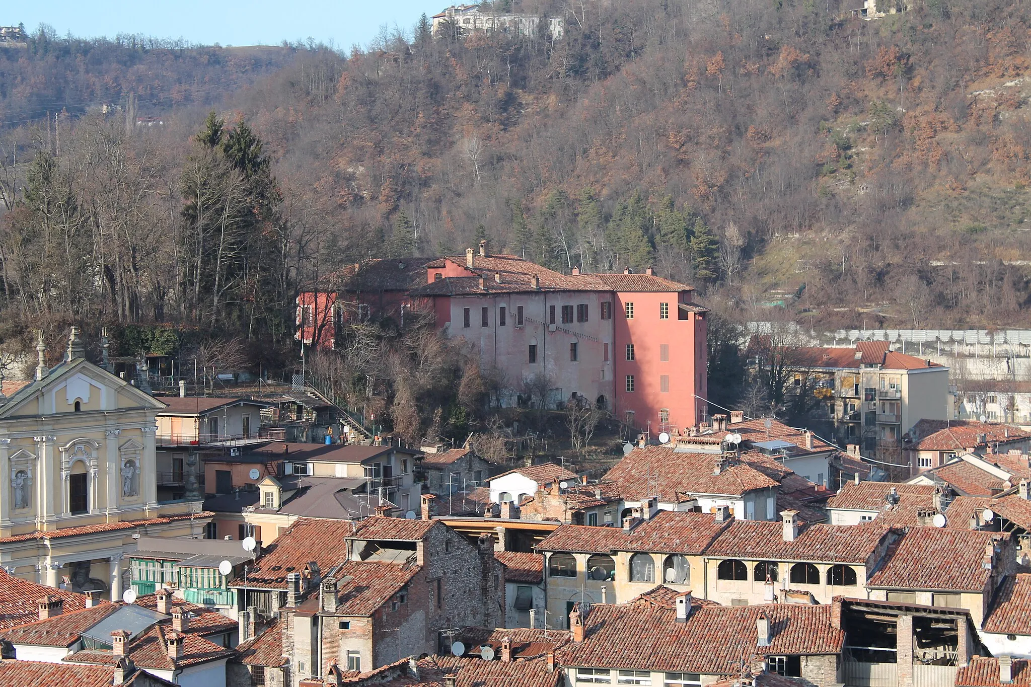 Photo showing: Picture of the red castle, residence of the marquis of Ceva (Italy)