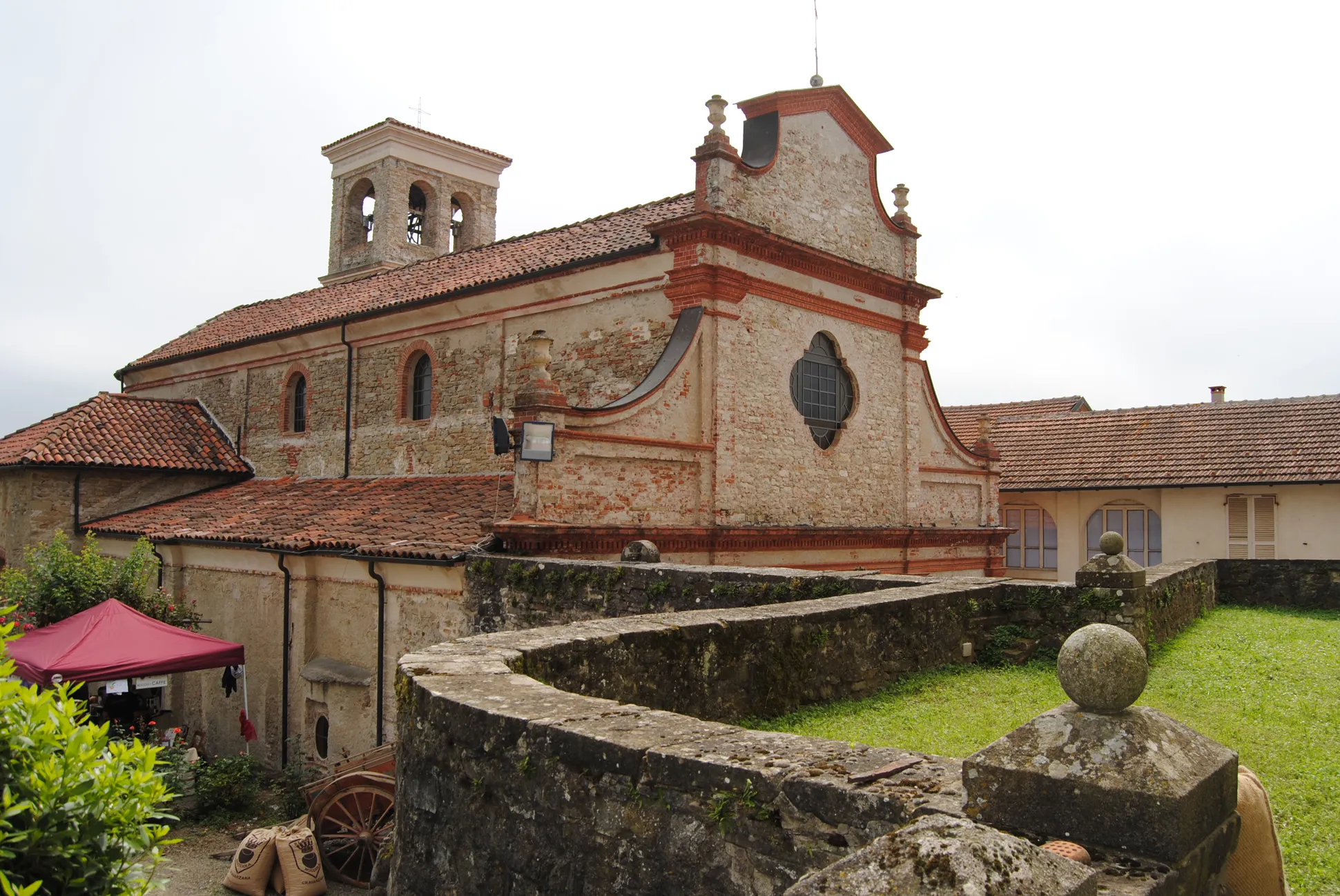 Photo showing: Cravanzana (Piedmont, Italy), view of the old church from the garden of the castle