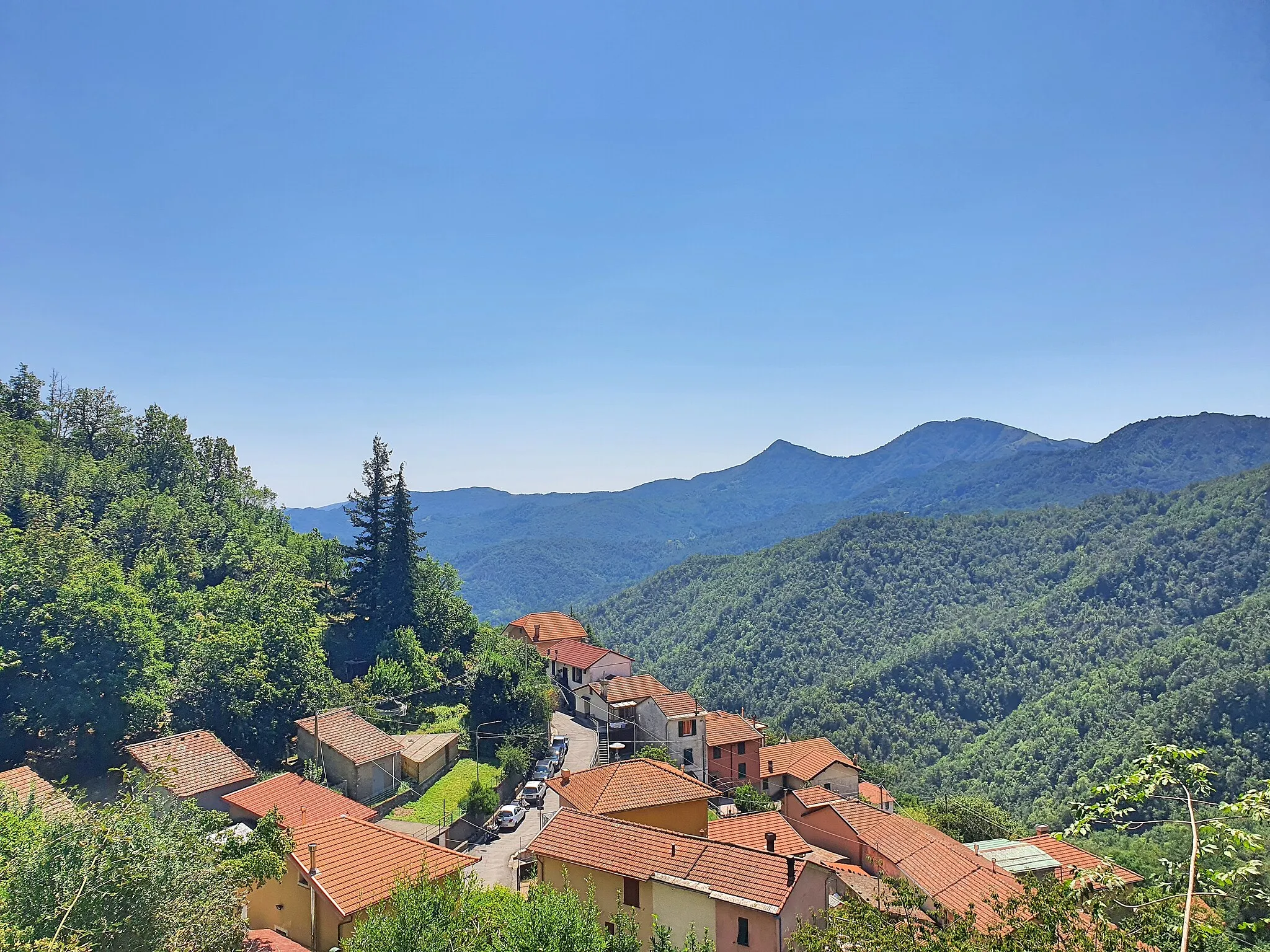 Photo showing: L'Incisa di Boasi in Val Fontanabuona, antica Valle del Lavagna, con sullo sfondo i monti Croce dei Fo' e Bado