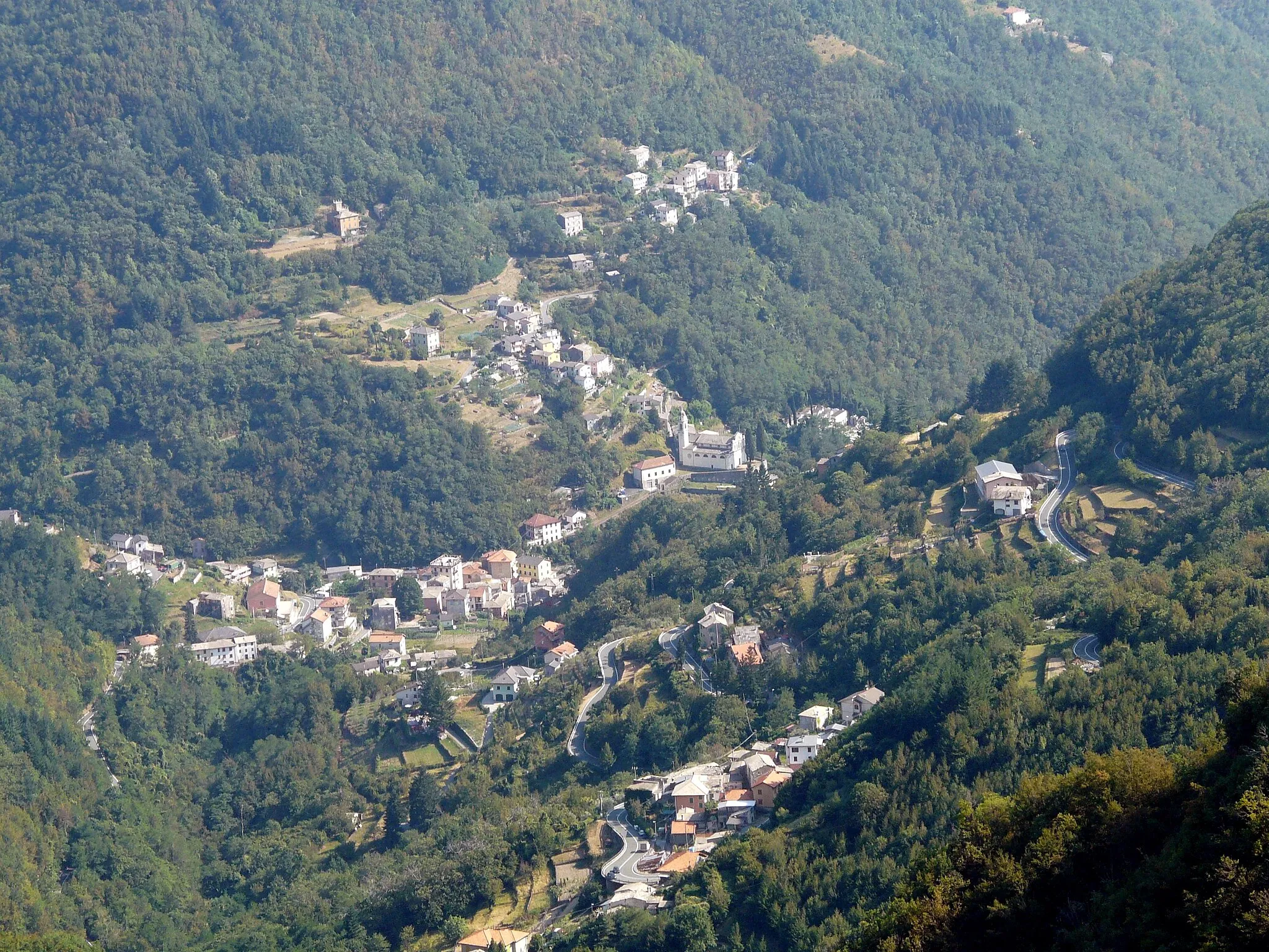 Photo showing: Panorama di Favale di Malvaro dal passo della Scoglina, Liguria, Italia