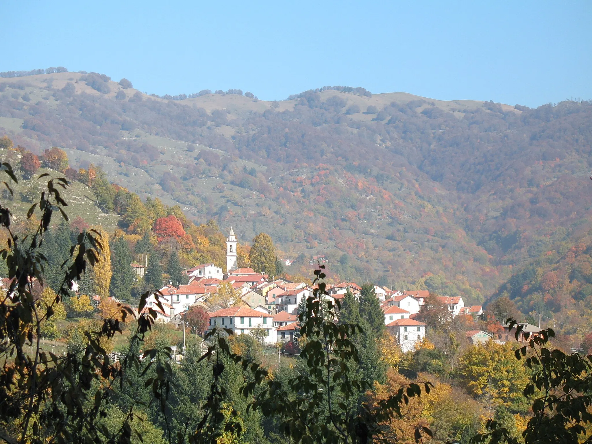 Photo showing: Panorama di Bavastrelli, frazione del comune di Propata, in Alta valle Trebbia, provincia di Genova, Liguria, Italia
Camera location 44° 33′ 32.3″ N, 9° 10′ 38.4″ E View this and other nearby images on: OpenStreetMap 44.558972;    9.177333