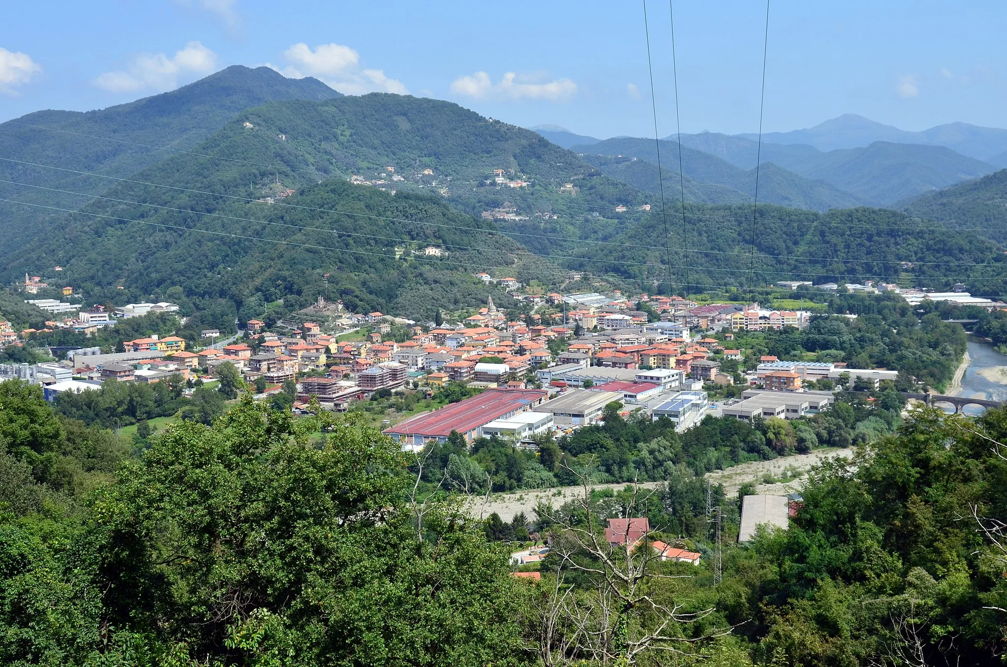 Photo showing: Panorama di Carasco dalla strada per Leivi, Liguria, Italia