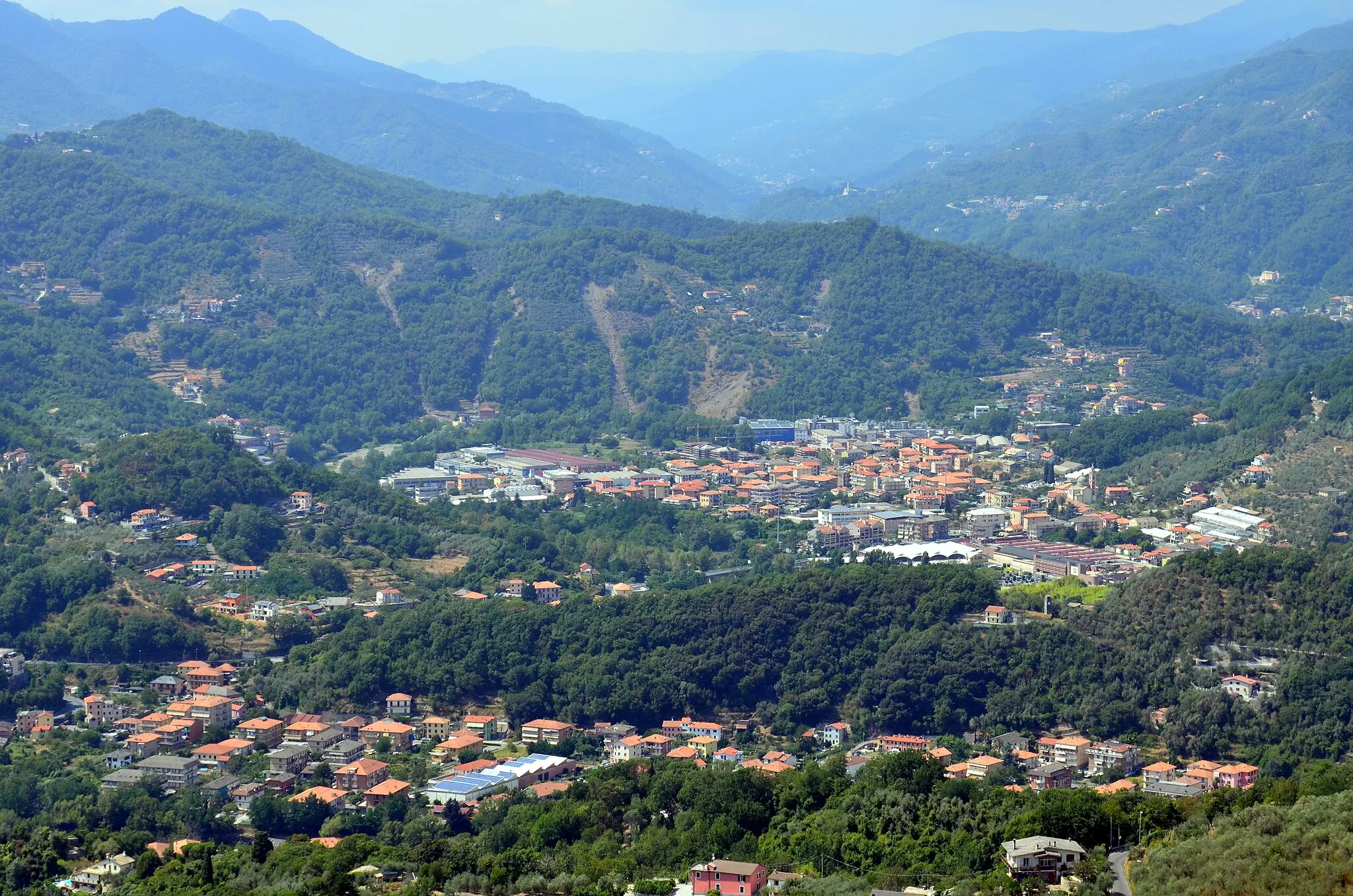 Photo showing: Panorama di Carasco dal monte San Giacomo di Cogorno, Liguria, Italy