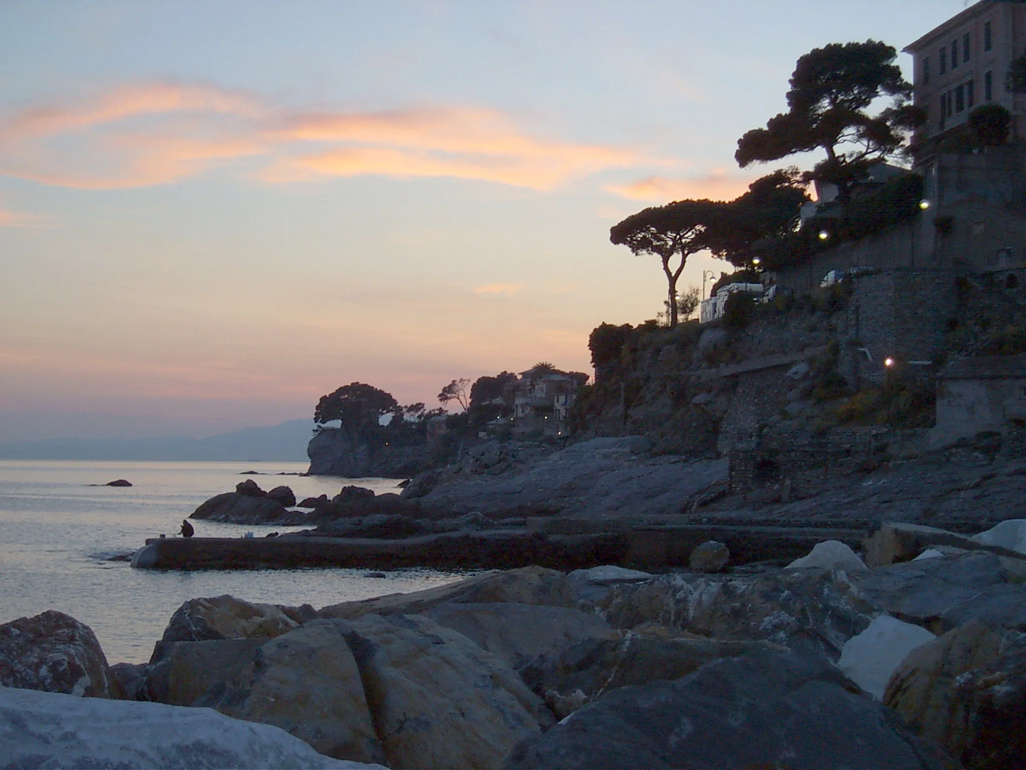 Photo showing: Tramonto sugli scogli a Recco