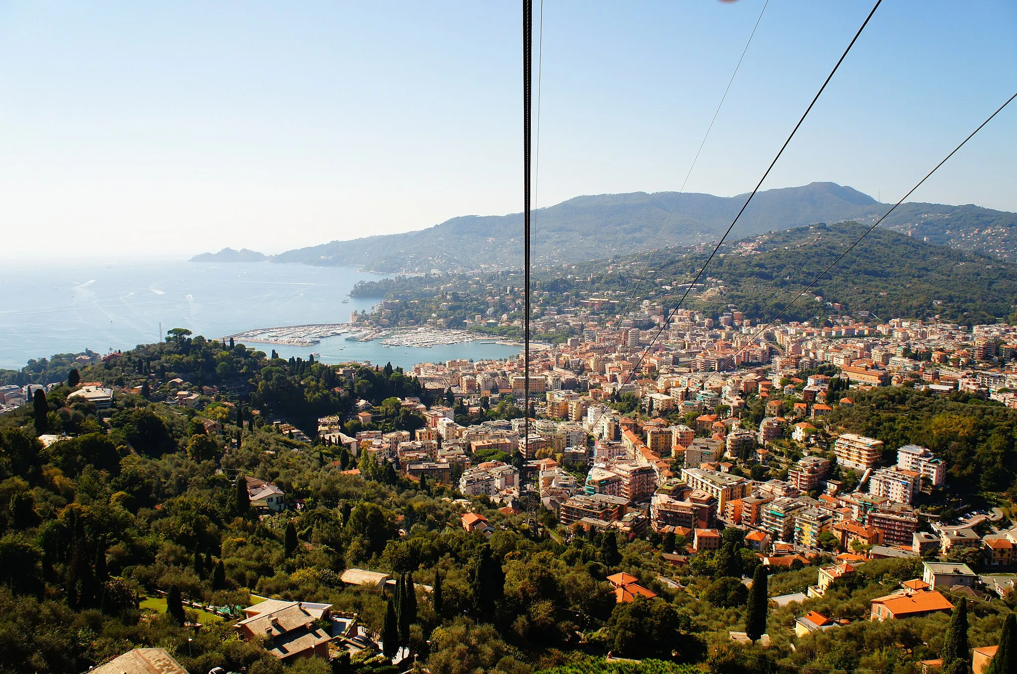 Photo showing: Panorama della città di Rapallo, raffigurante la baia e le colline antecedenti alla città.