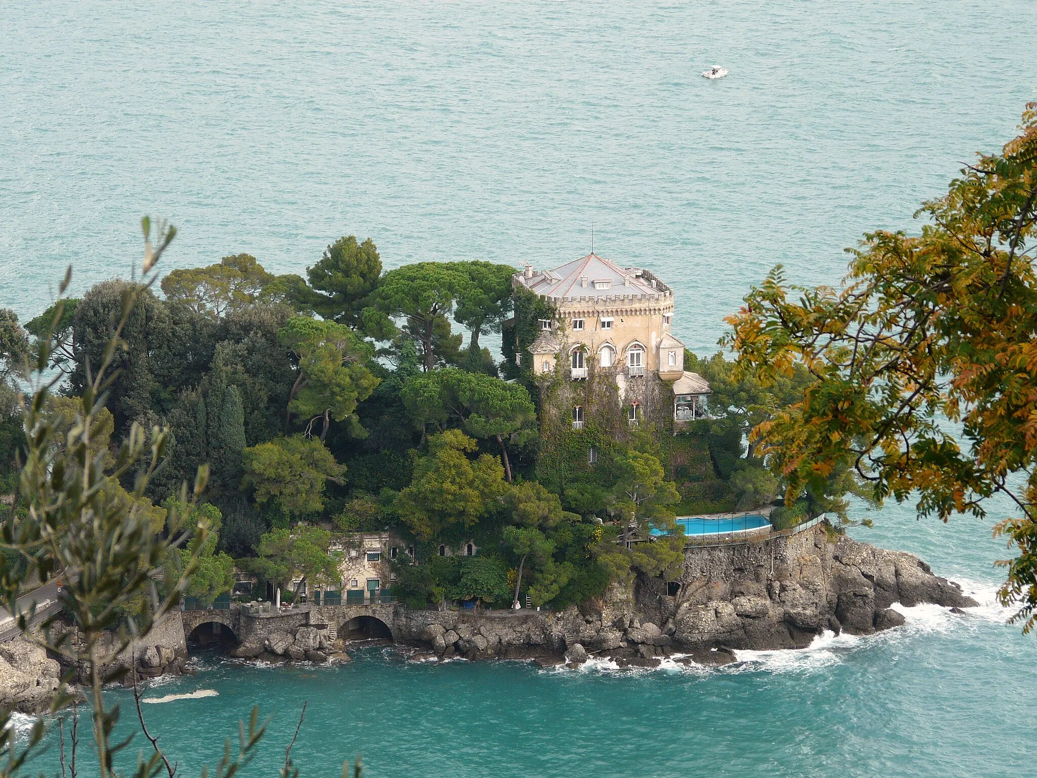 Photo showing: Vista del castello di Paraggi dal sentiero che dal borgo di Portofino sale alla cappella di San Sebastiano