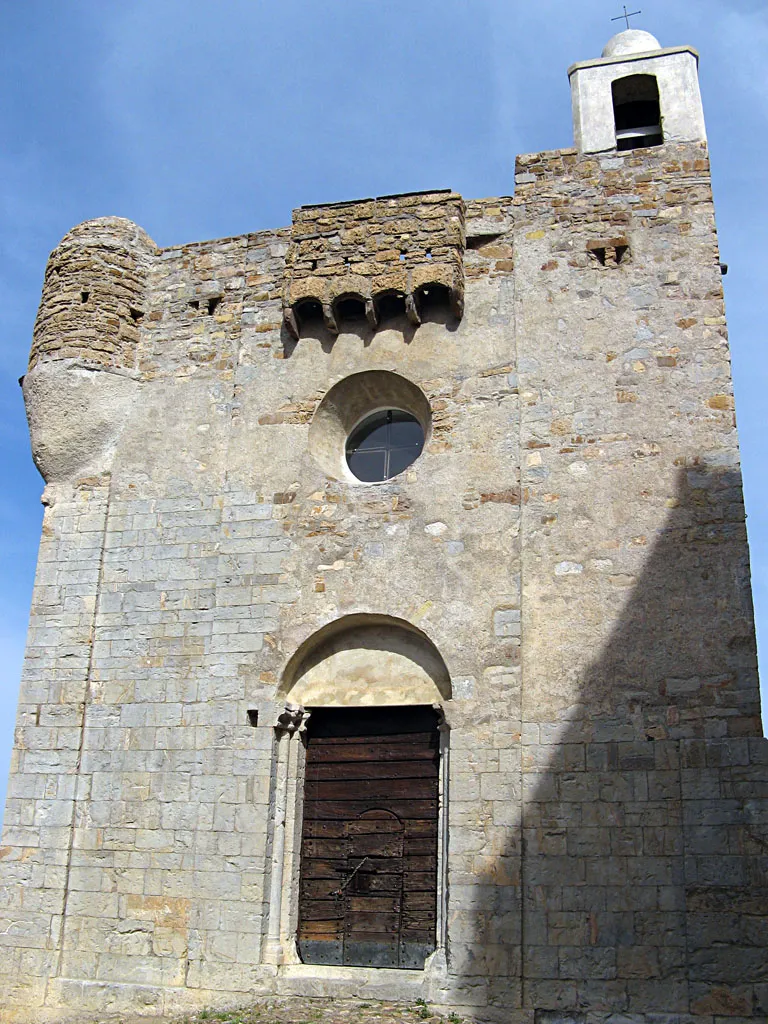 Photo showing: The fortified church of S. Pietro (XIII century) in the small village of Lengueglietta, Liguria (Italy)