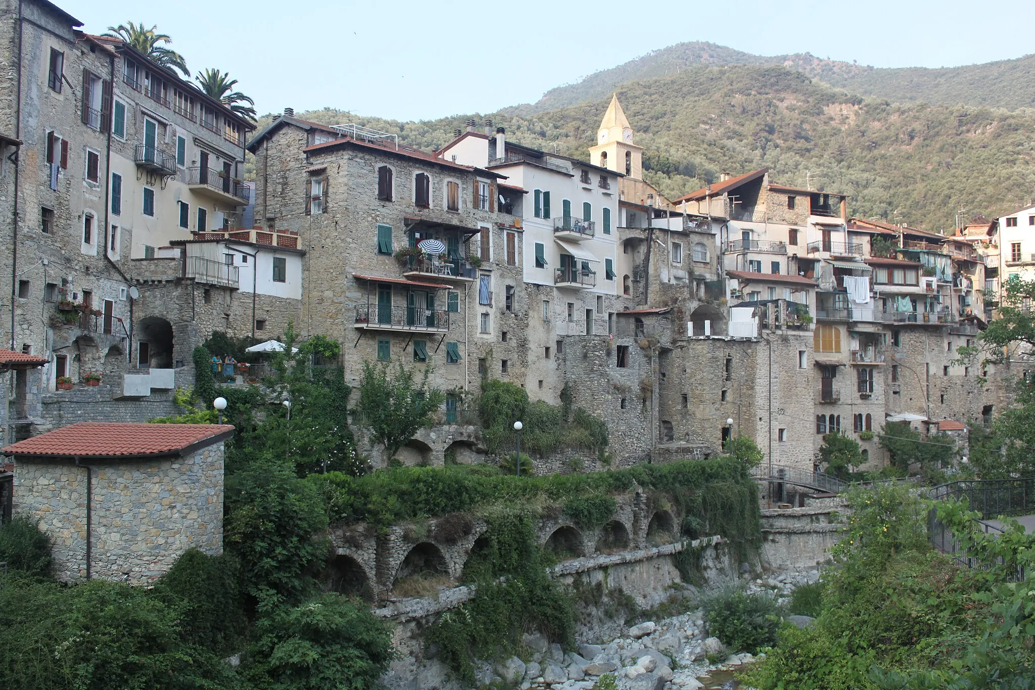 Photo showing: Vue de Rocchetta Nervina depuis le pont enjambant le torrent Barbaira.